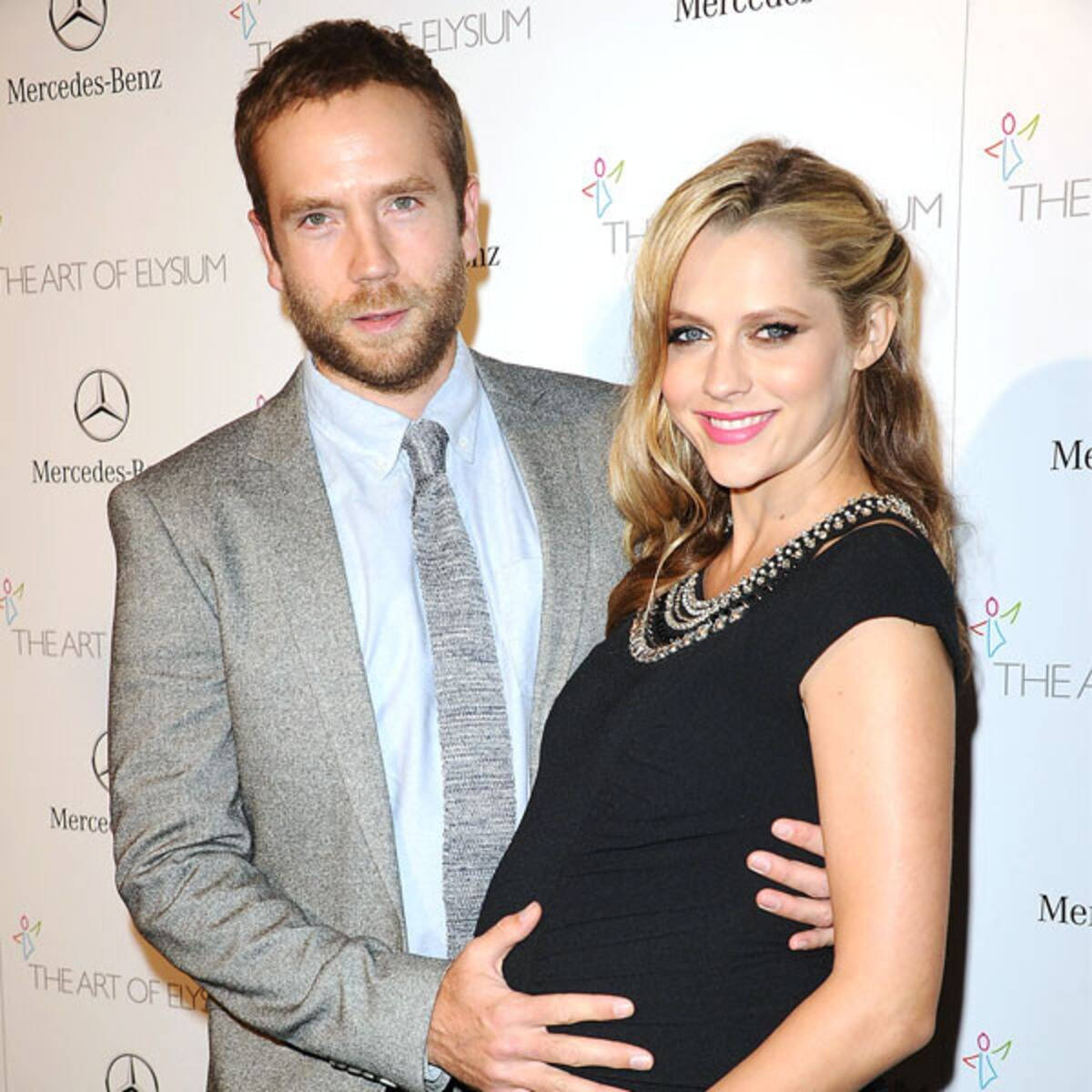 Teresa Palmer, pregnant, black dress, SD Desktop Wallpaper
