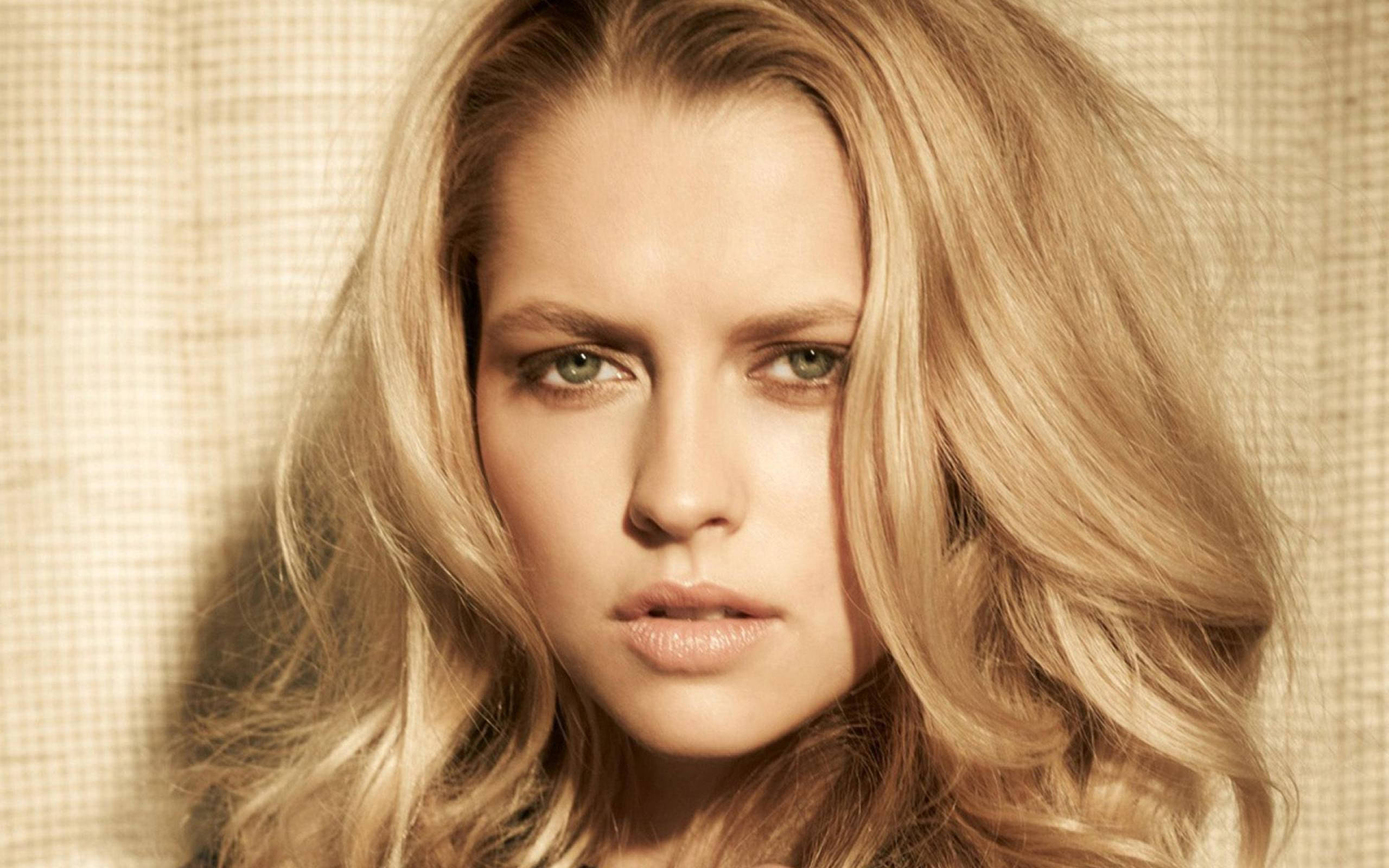 Teresa Palmer, blonde woman, intense green eyes, 2K Desktop Wallpaper