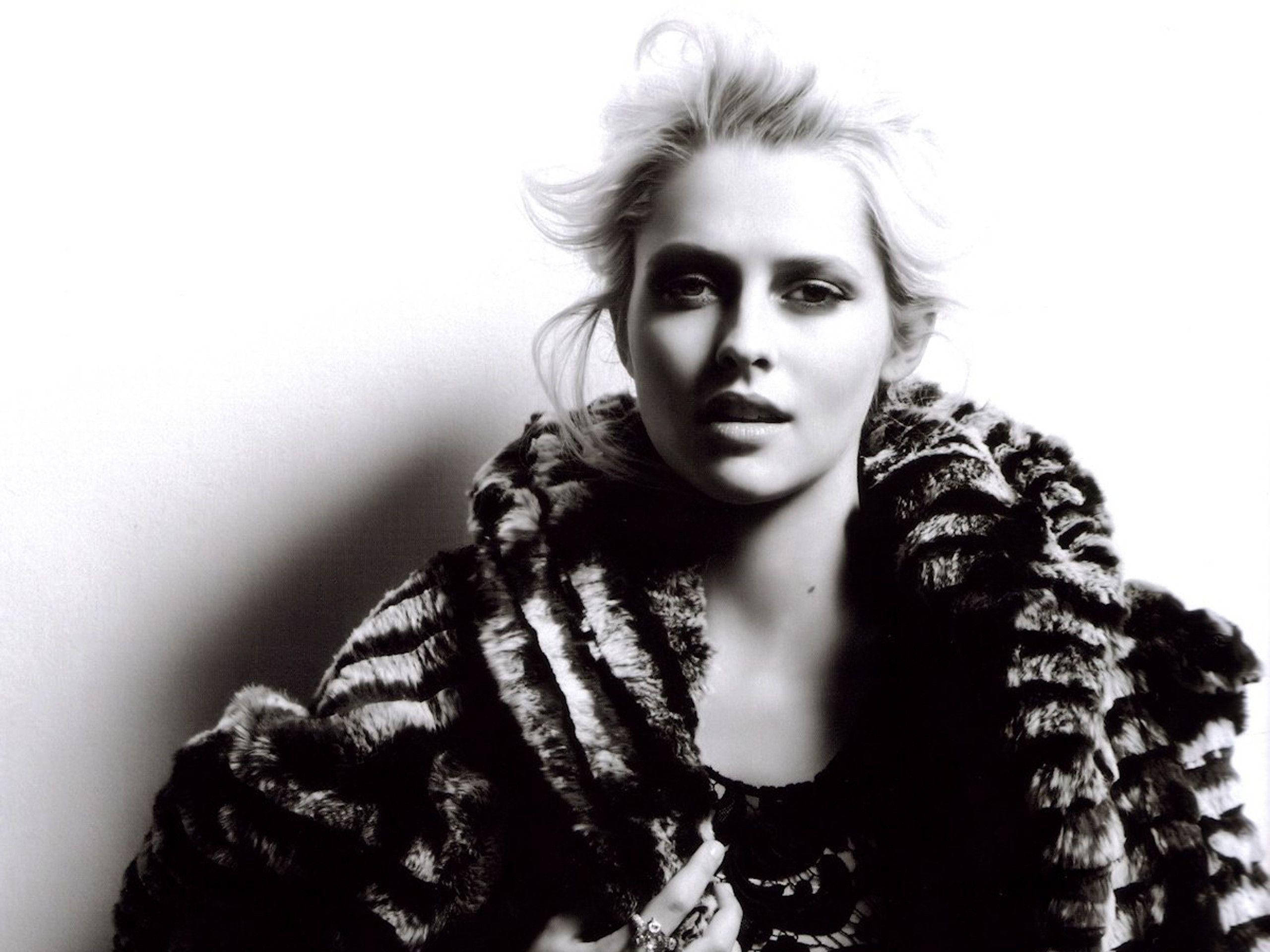 Teresa Palmer, black and white, tousled hair, 2K Desktop Wallpaper