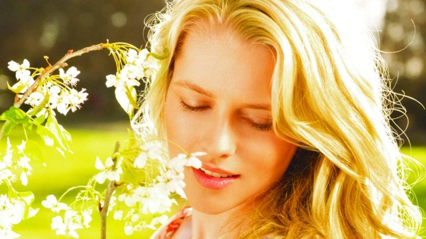 Teresa Palmer, white flowers, sunny day, HD Desktop Wallpaper