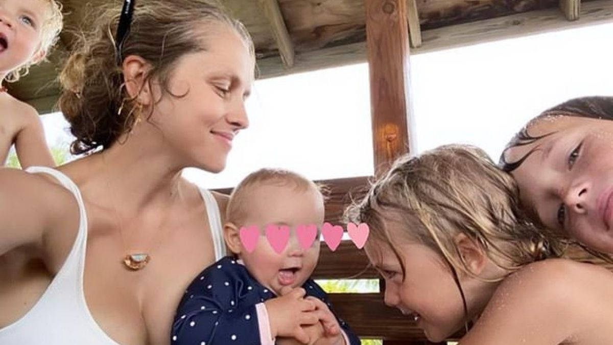 Teresa Palmer, four wet children, wooden shelter, SD Desktop Wallpaper