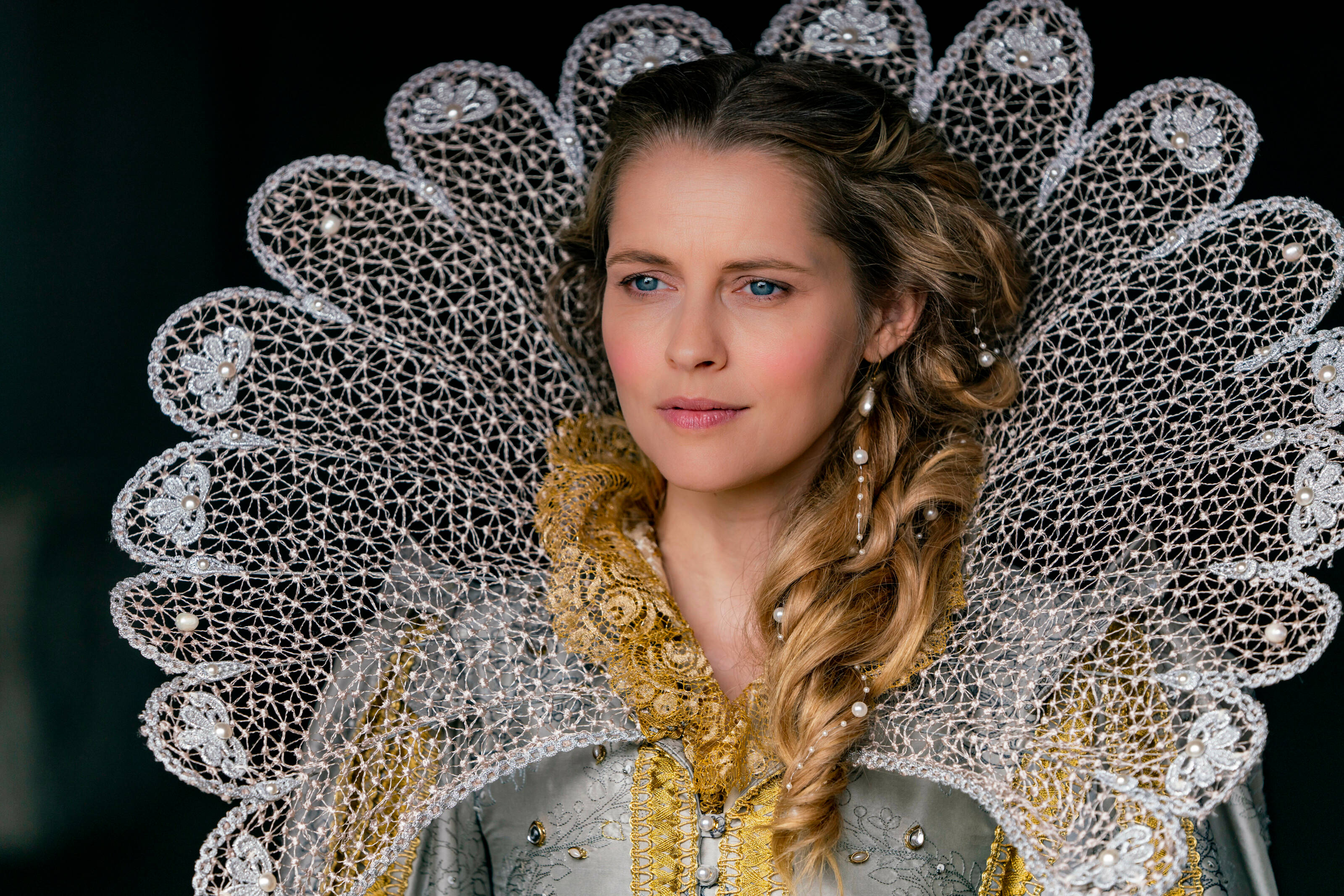 Teresa Palmer, Renaissance attire, jeweled ruff collar, 2K Desktop Wallpaper
