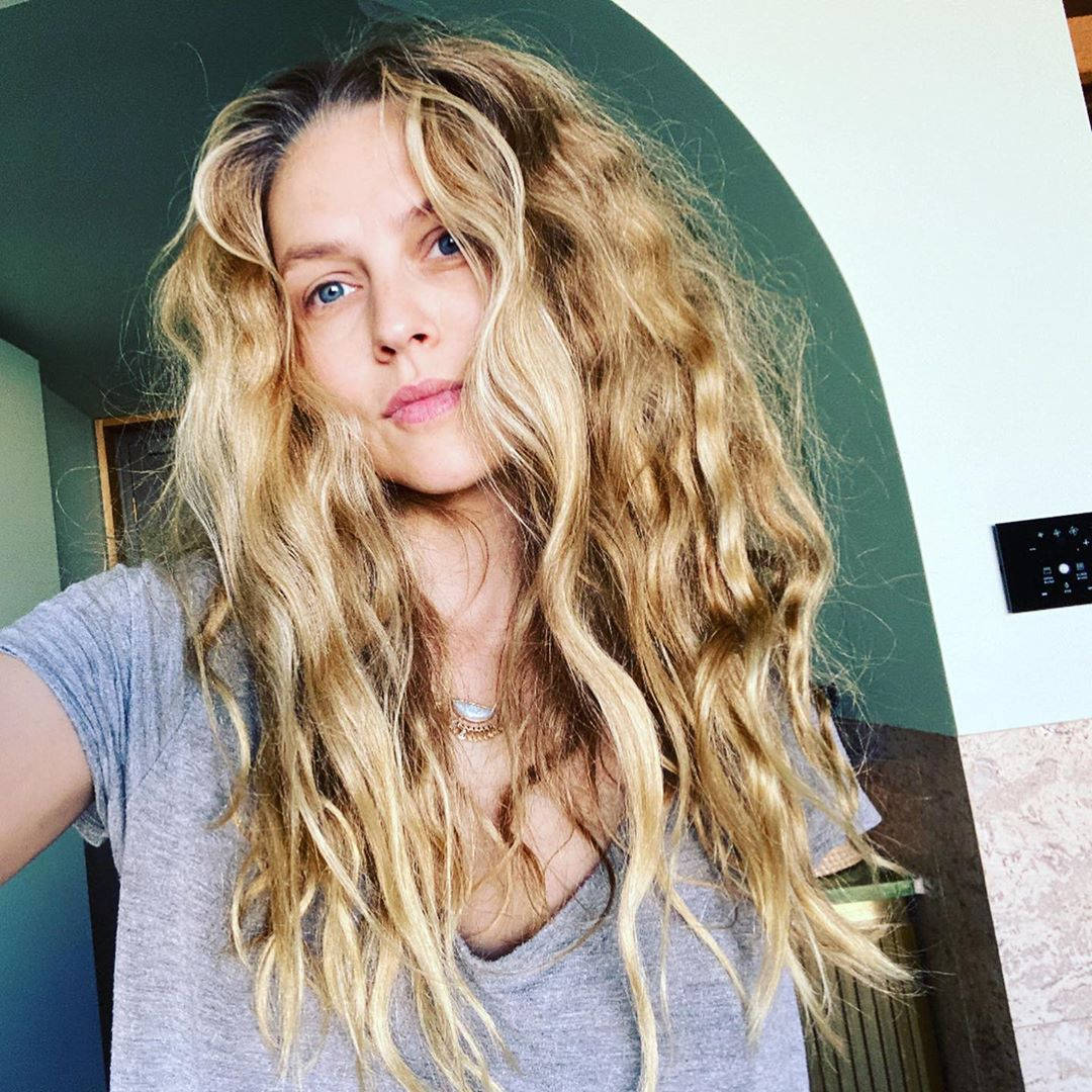 Teresa Palmer, messy hair, blonde curls, SD Desktop Wallpaper