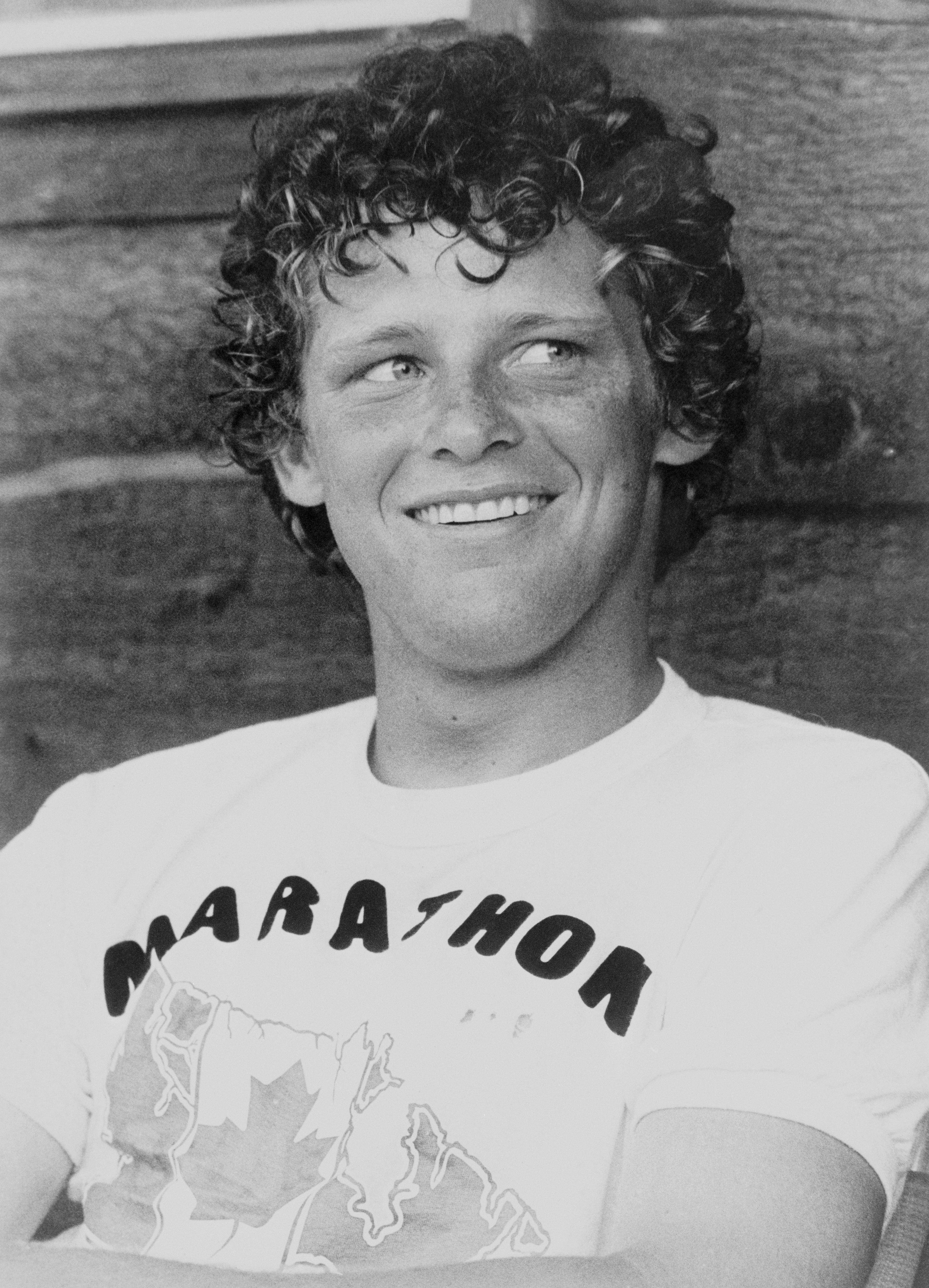 Terry Fox, marathon t-shirt, wooden wall, 4K Phone Wallpaper