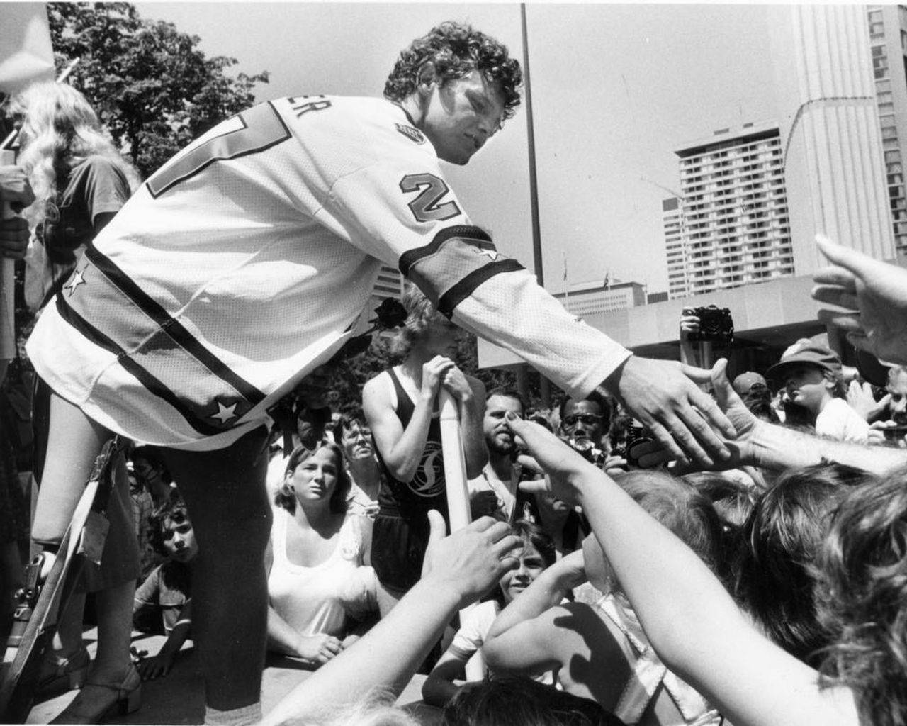 Terry Fox, white jersey, sunlit urban plaza, HD Desktop Wallpaper