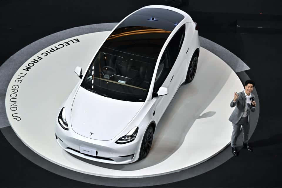 Tesla Model Y, white, circular platform, SD Desktop Wallpaper