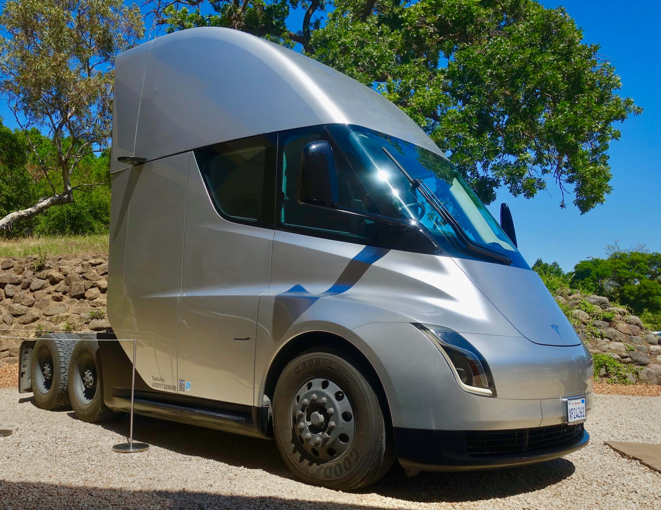 Tesla Semi, silver, blue accents, 2K Desktop Wallpaper