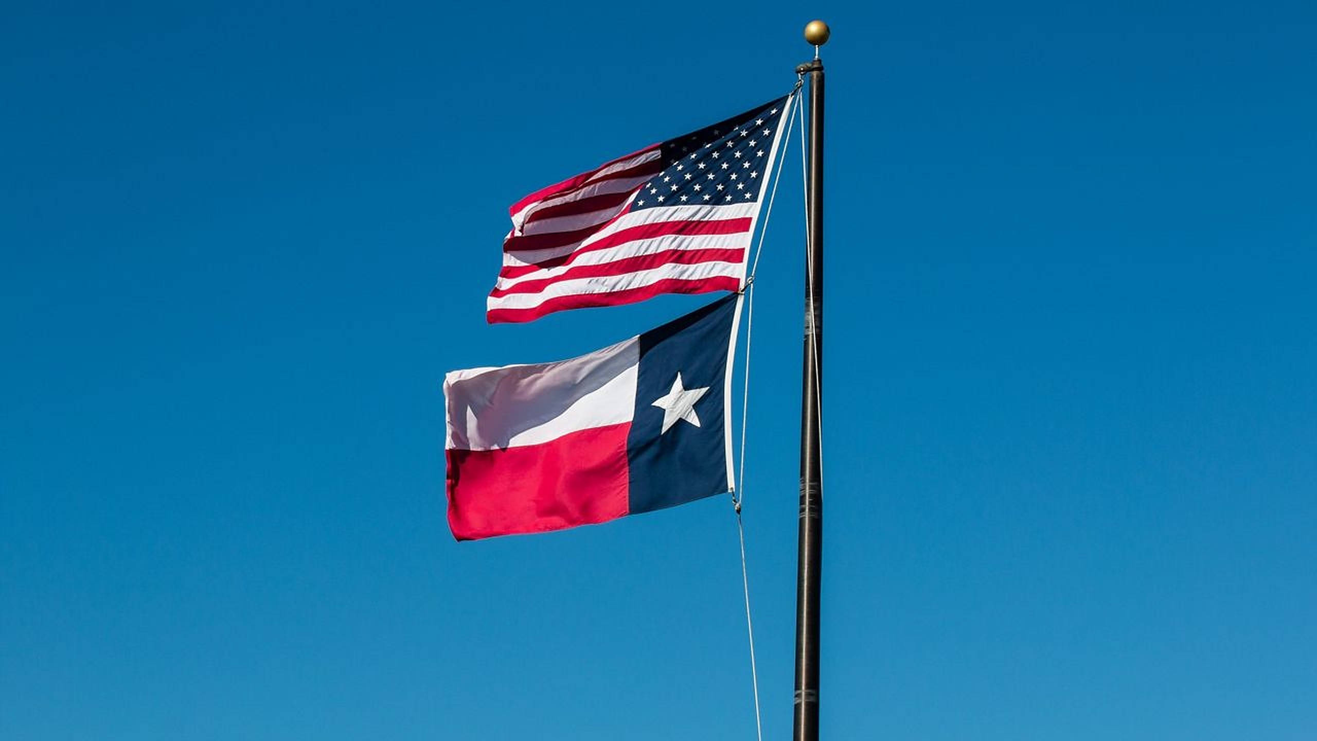 Texas flag, United States flag, clear blue sky, 2K Desktop Wallpaper