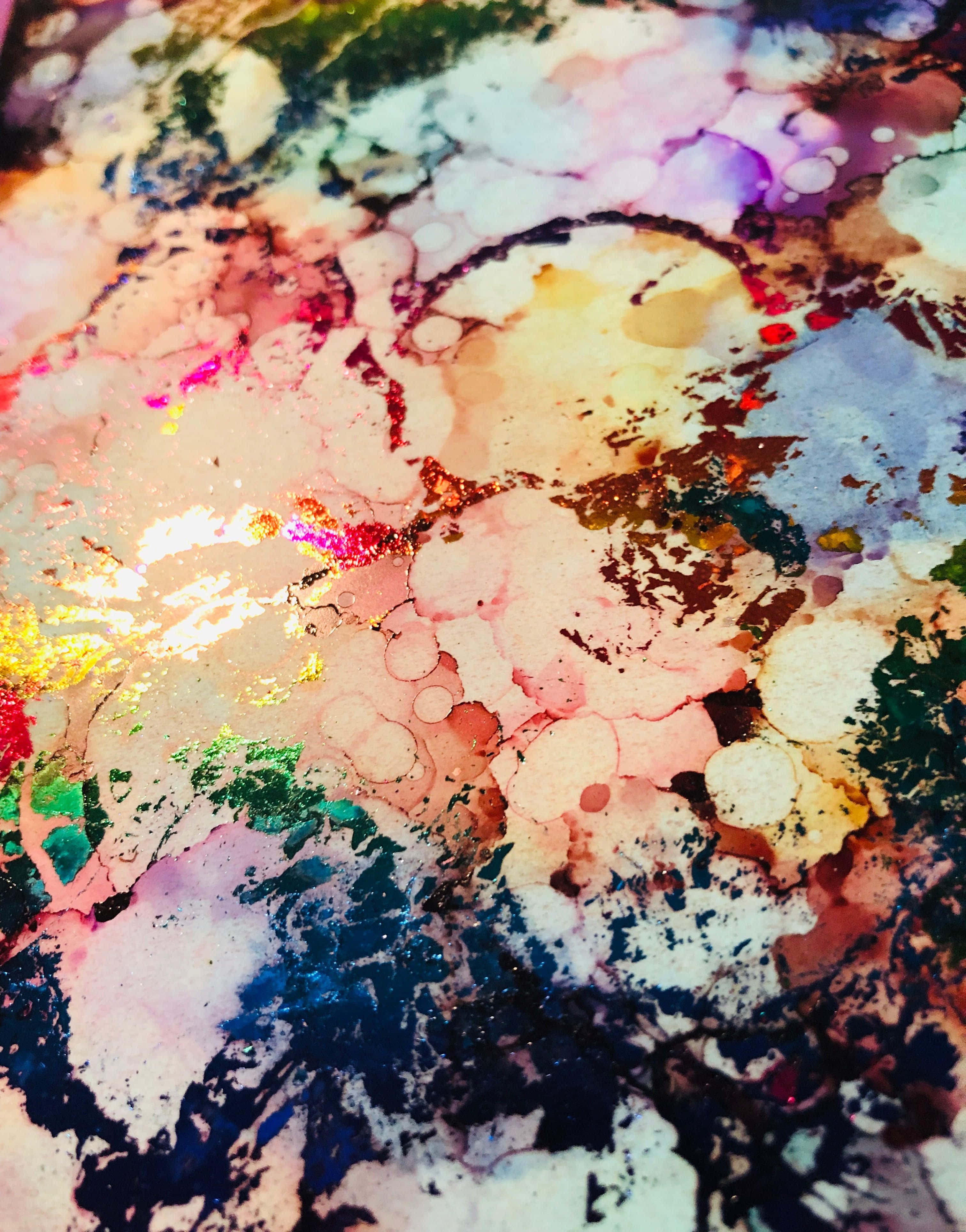 reactive, glittering gold, iridescent hues, 4K Phone Wallpaper