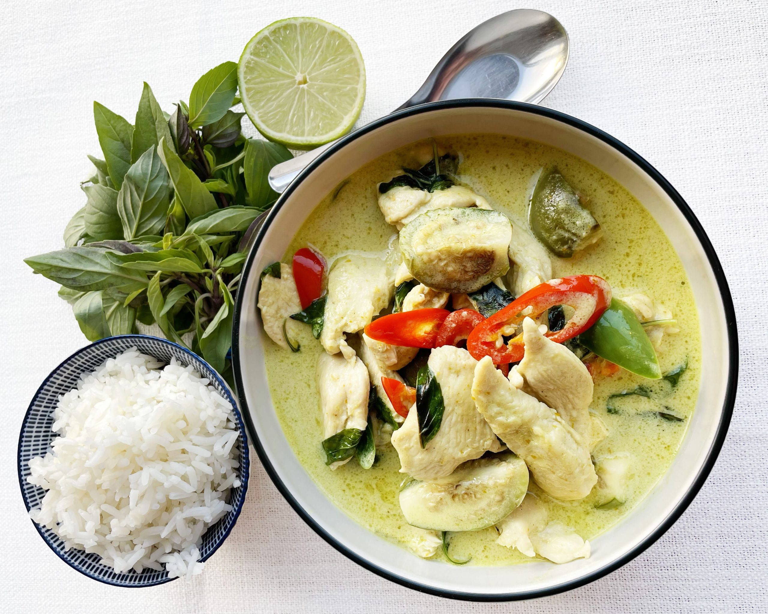 green thai curry, chicken, zucchini, 2K Desktop Wallpaper