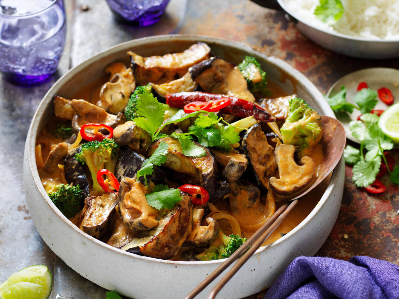 vegetable red thai curry, bowl, creamy mushroom and broccoli curry, HD Desktop Wallpaper