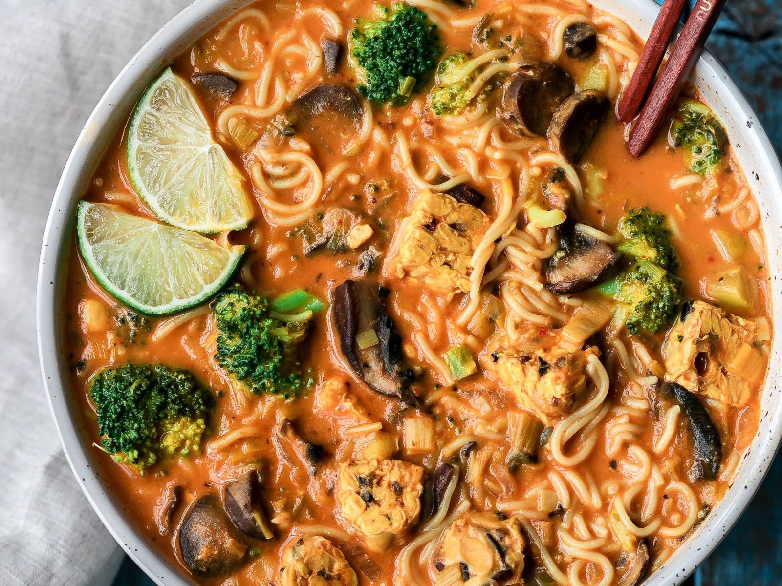 red thai curry noodle soup, vibrant orange ramen, broccoli mushrooms tofu, HD Desktop Wallpaper