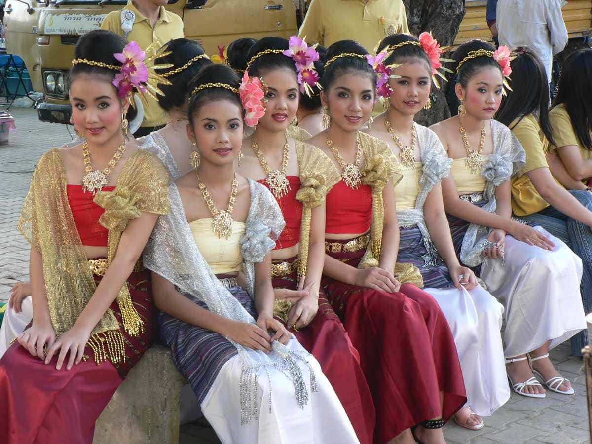 Thailand, traditional Thai costumes, floral headpieces, SD Desktop Wallpaper