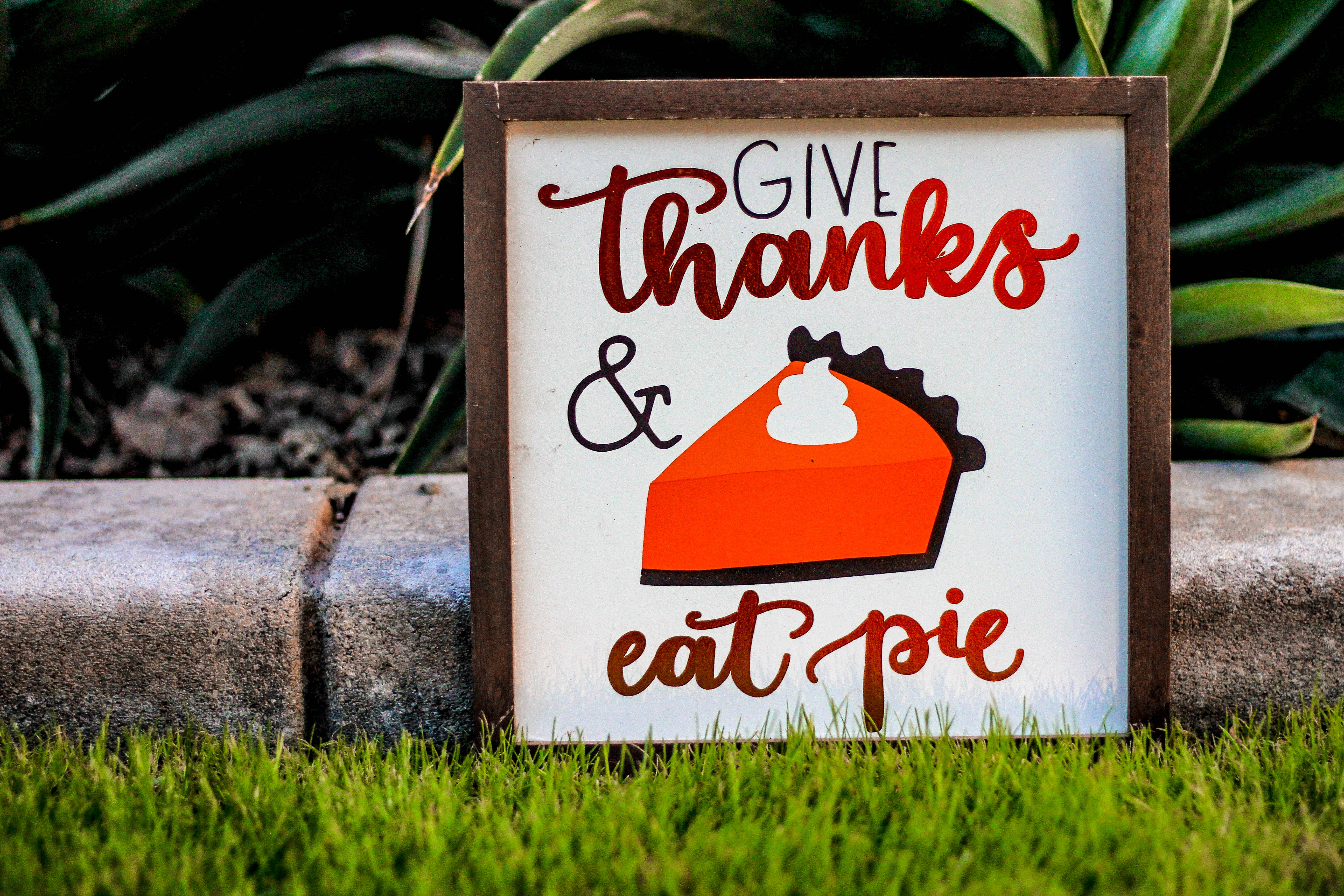 Give Thanks & Eat Pie, wooden sign, pie illustration, 5K Desktop Wallpaper