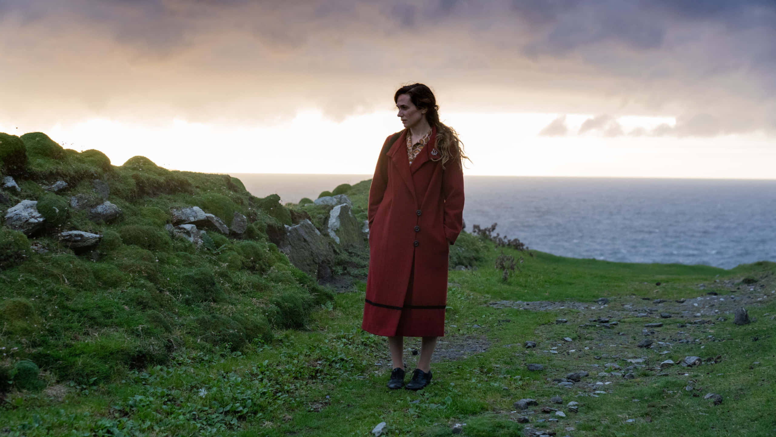 The Banshees Of Inisherin, red coat, grassy cliff, 2K Desktop Wallpaper