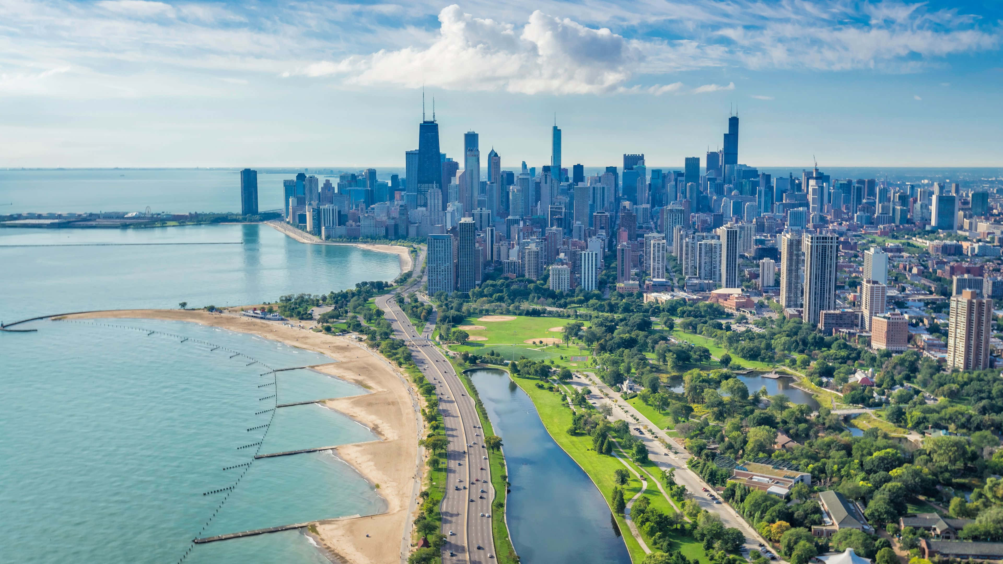Chicago skyline, Lake Michigan shoreline, green parklands, 4K Desktop Wallpaper