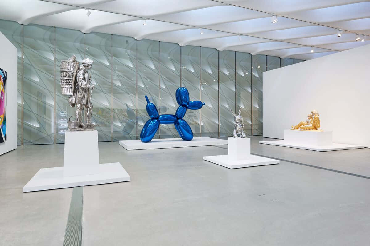 The Broad, blue balloon dog, silver deliveryman statue, SD Desktop Wallpaper