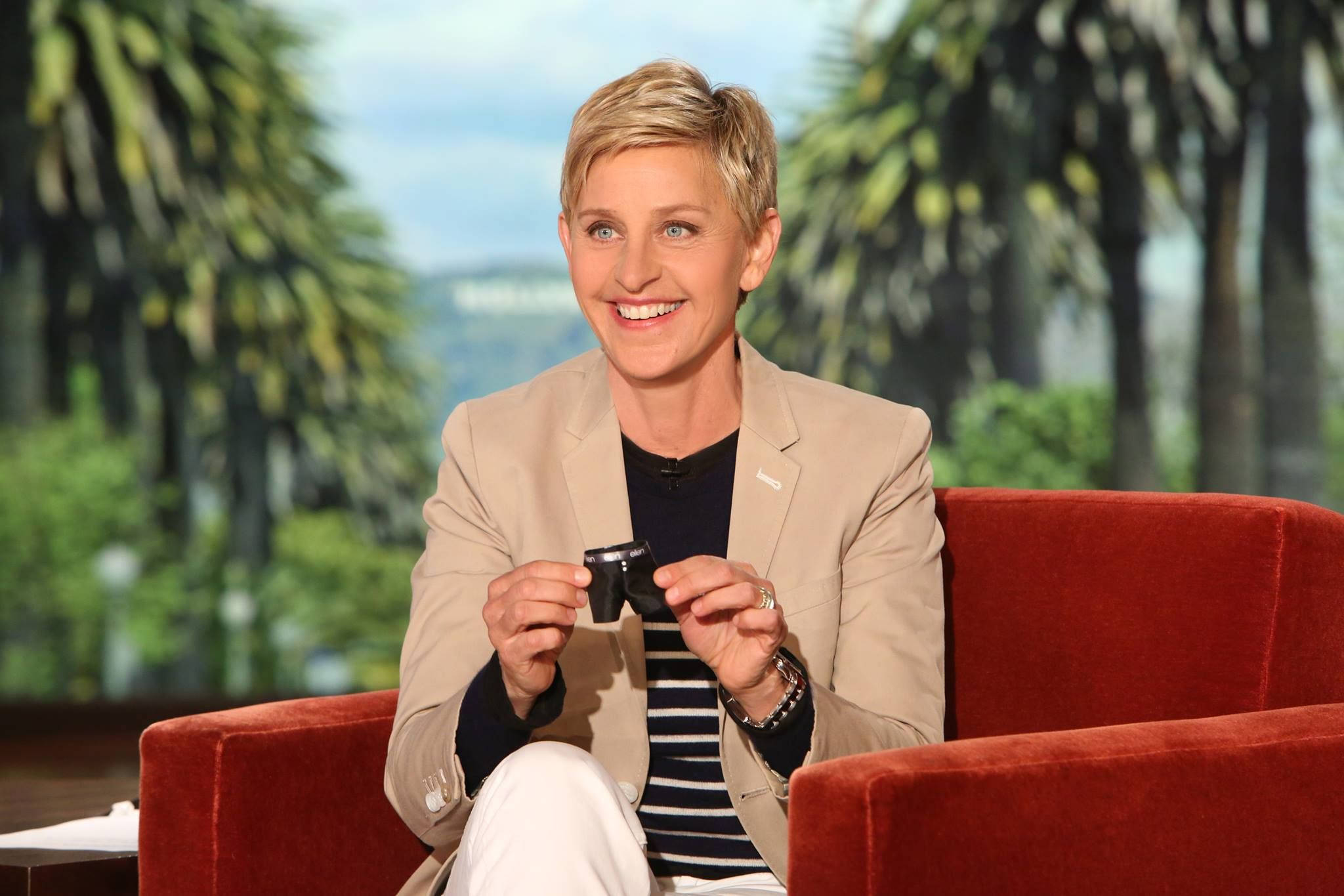The Ellen Show, brown suit, red velvet chair, Full HD Desktop Wallpaper