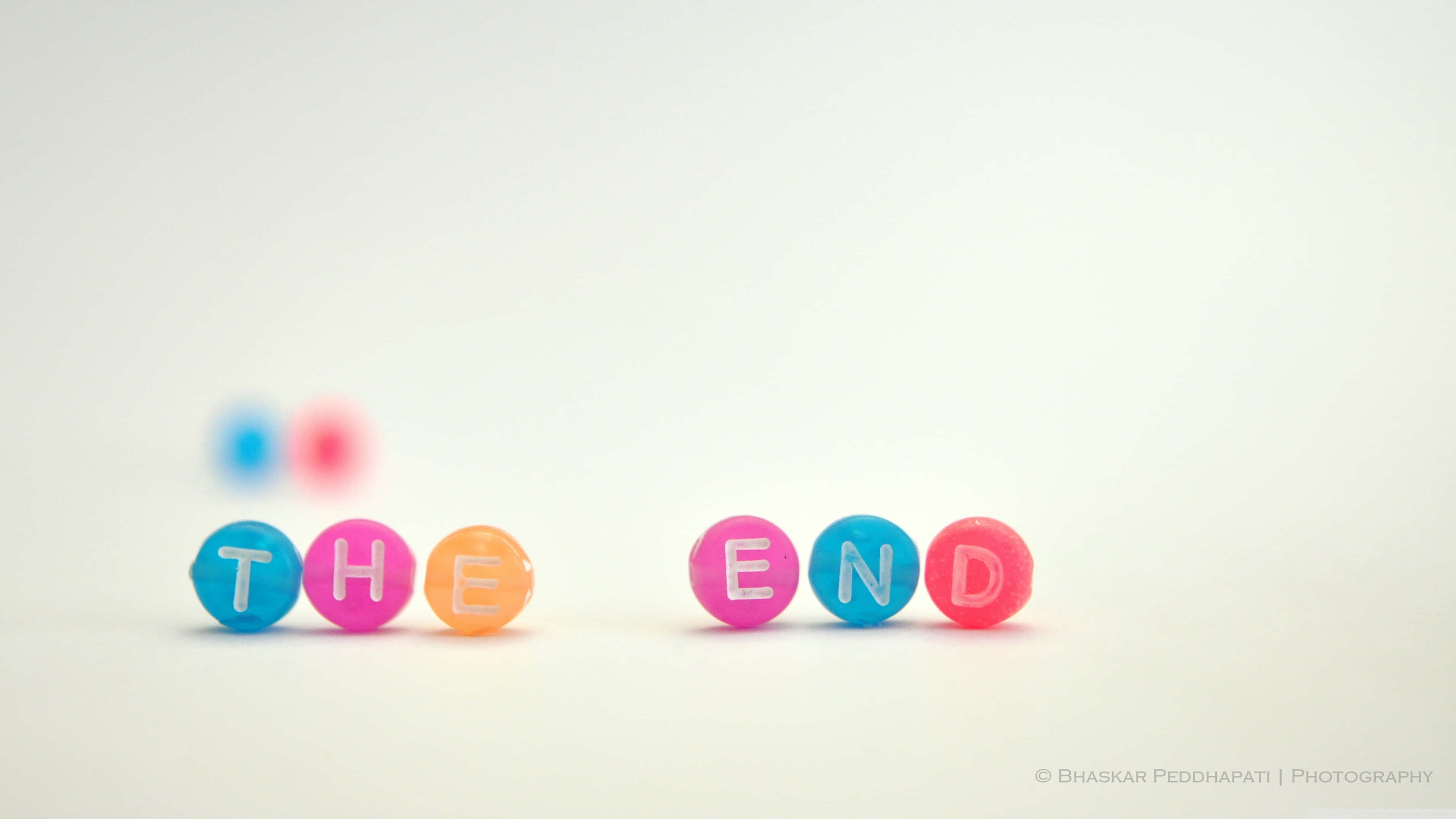 THE END, colorful letter beads, plain white surface, 4K Desktop Wallpaper