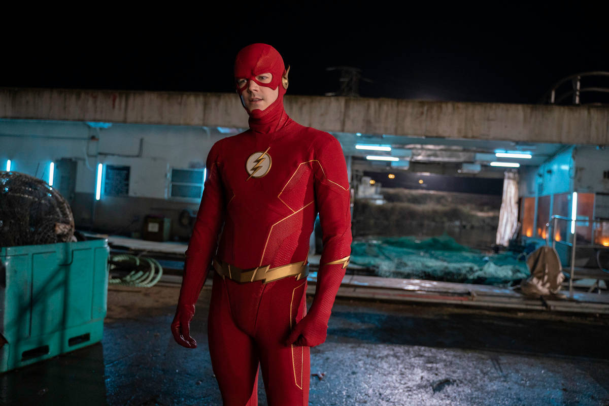 The Flash, red suit, gold lightning bolt, SD Desktop Wallpaper