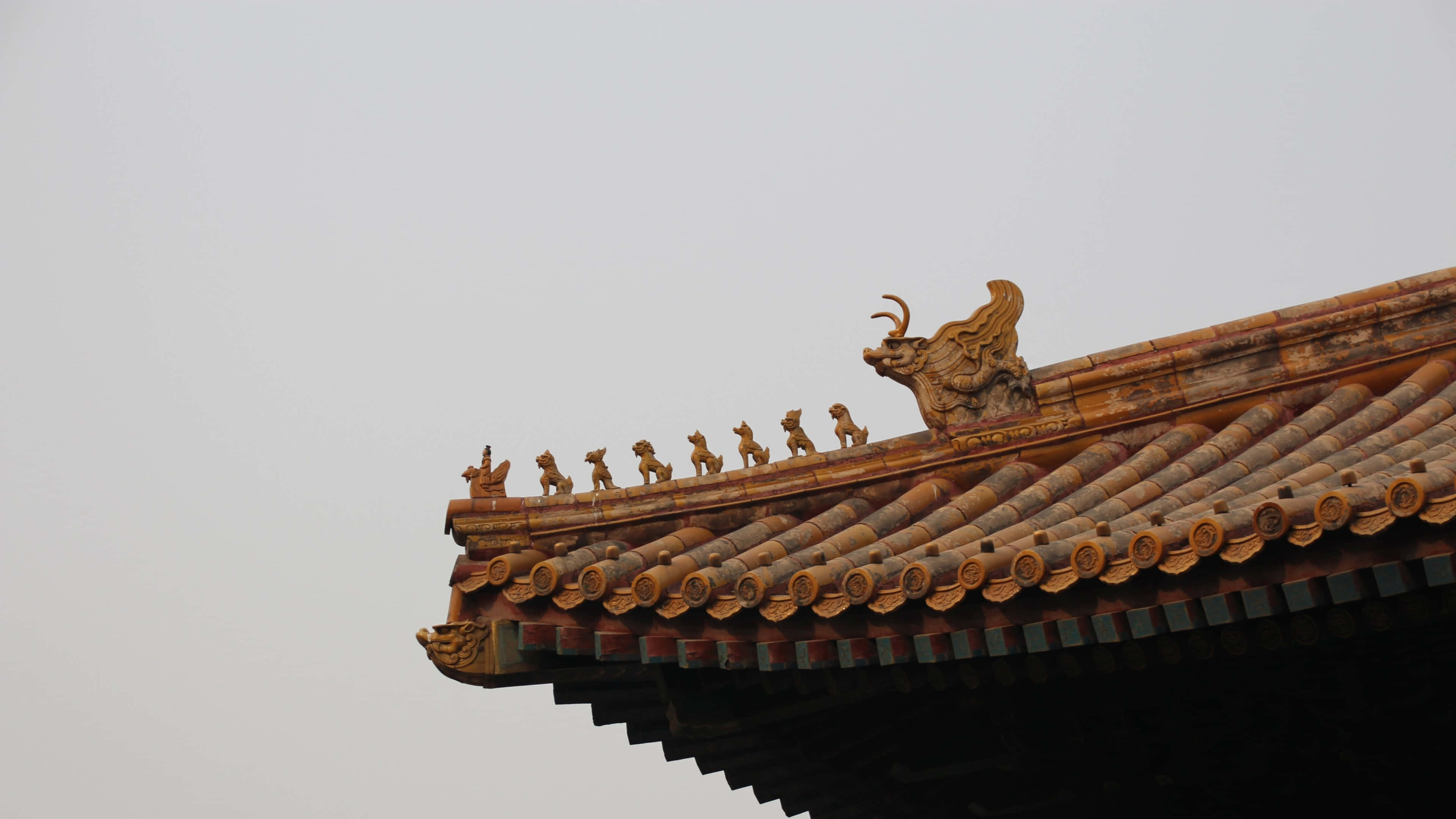 The Forbidden City, traditional Chinese roof, golden dragon figurines, 4K Desktop Wallpaper