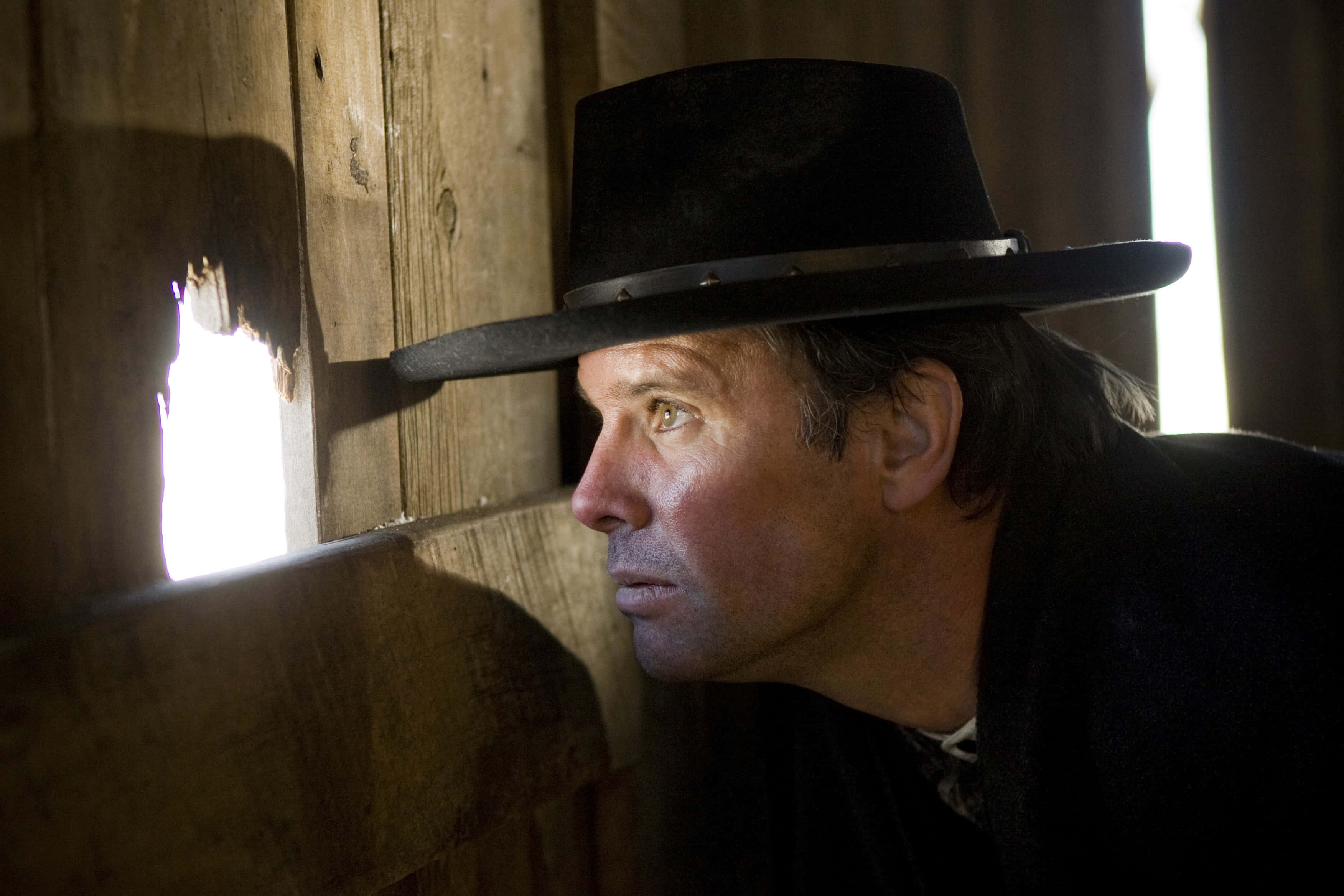 The hateful eight, black cowboy hat, weathered wooden planks, 2K Desktop Wallpaper