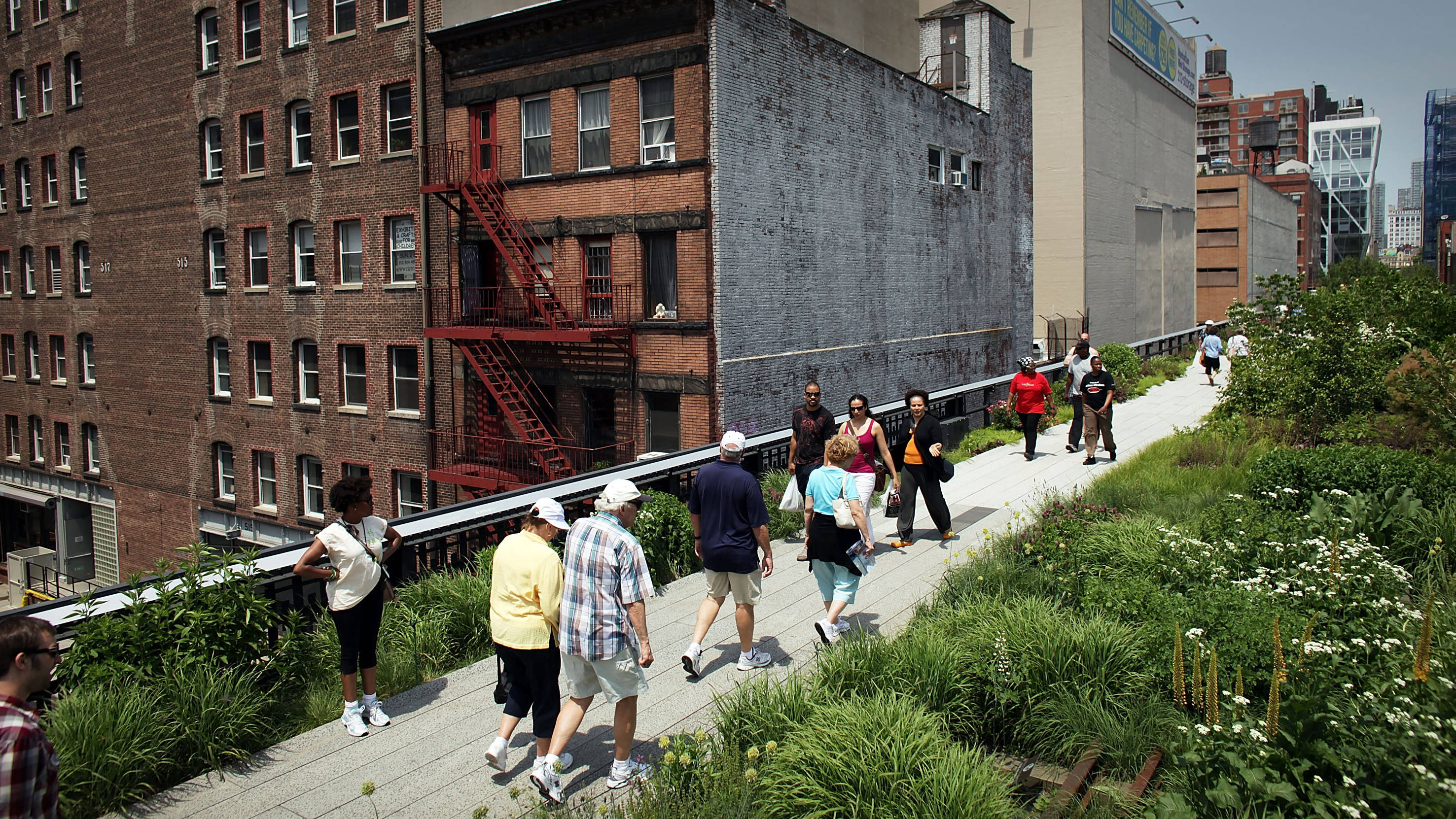 The High Line, elevated walkway, urban brick buildings, 2K Desktop Wallpaper