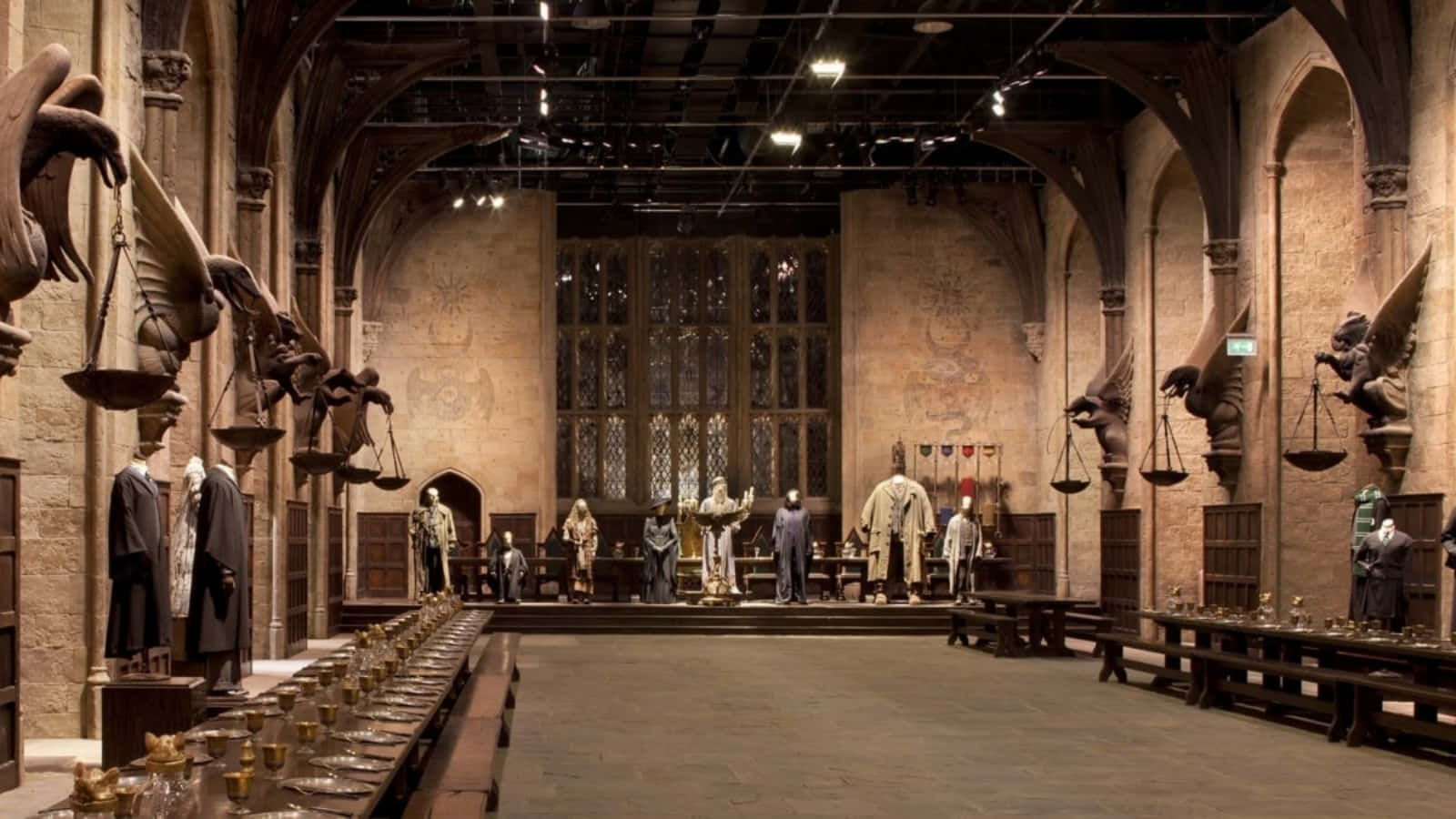 The Hogwarts Great Hall, arched ceilings, gargoyle statues, HD Desktop Wallpaper