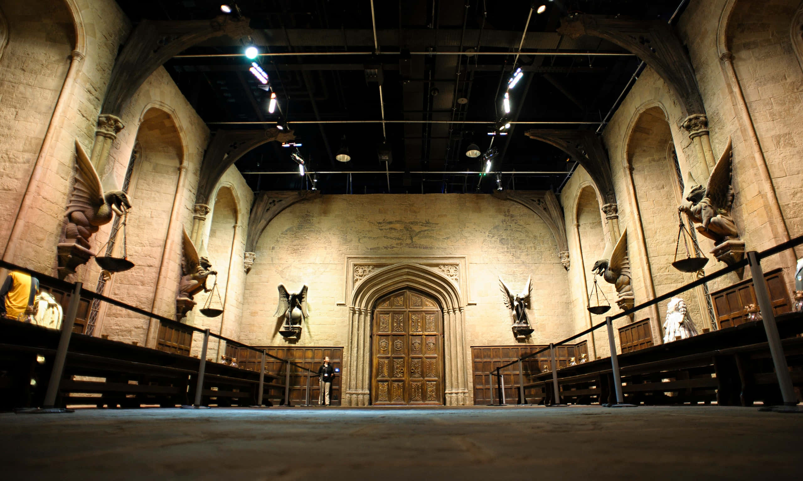 The Hogwarts Great Hall, grand stone hall, arched ceilings, 2K Desktop Wallpaper
