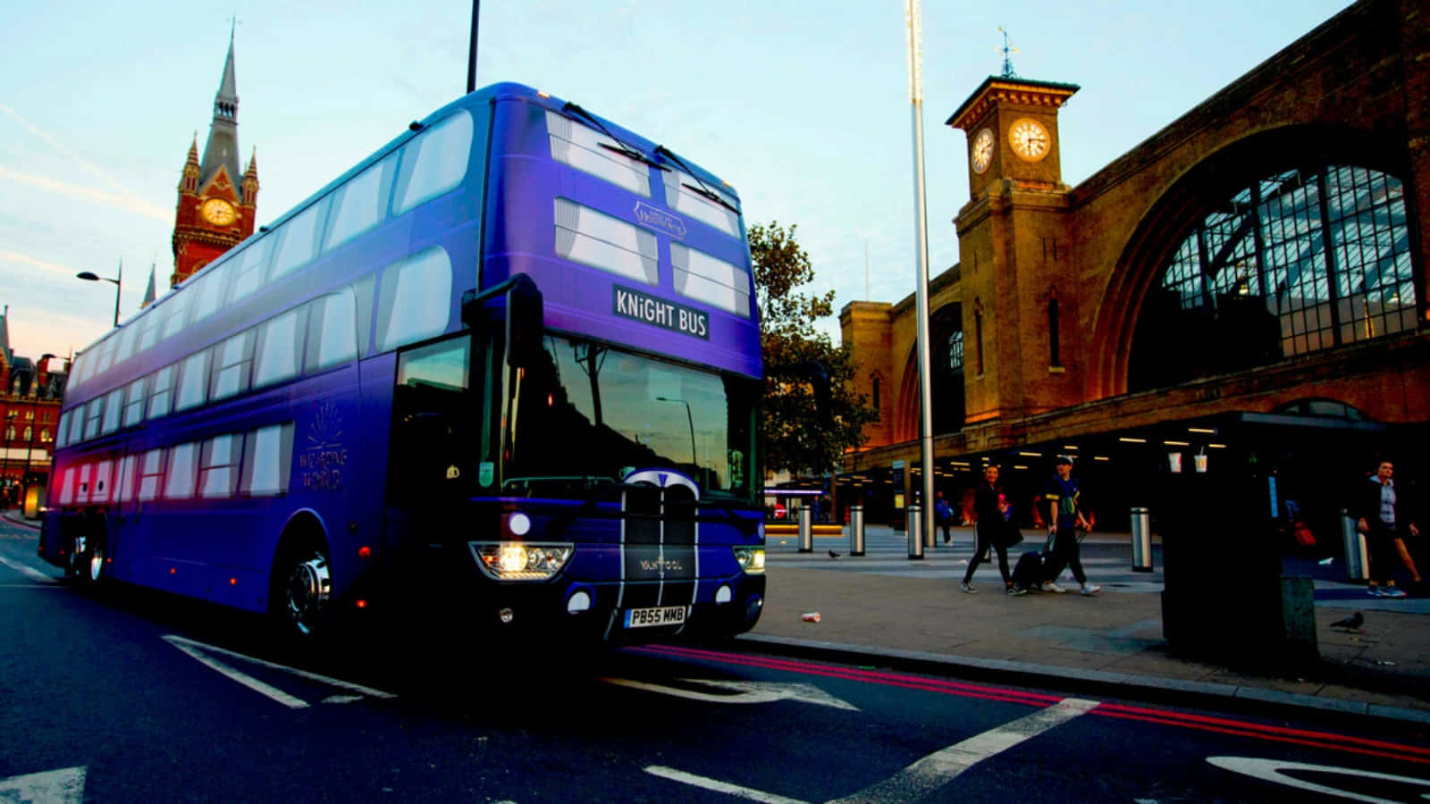 Hogwarts Knight Bus Stop, purple Knight Bus, double-decker bus, HD Desktop Wallpaper