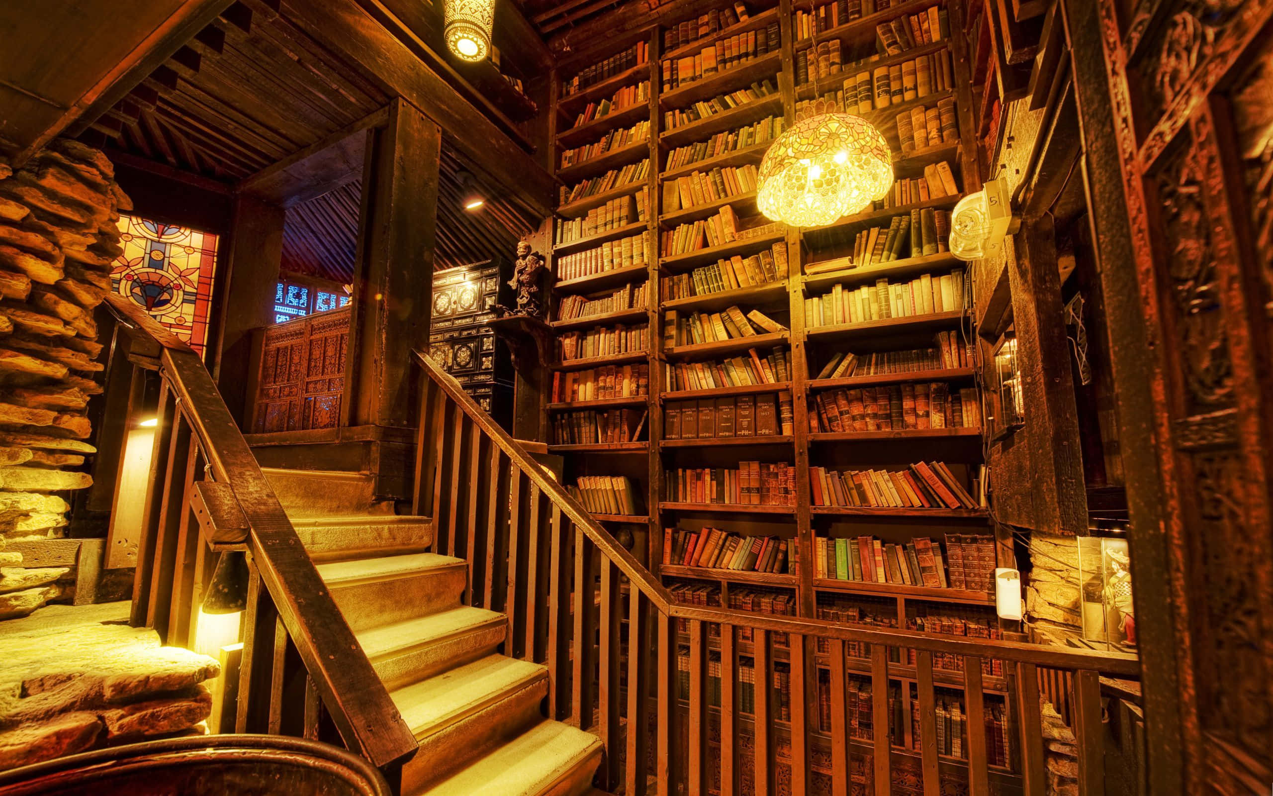 The Hogwarts Library, crystal chandelier, wooden staircase, 2K Desktop Wallpaper