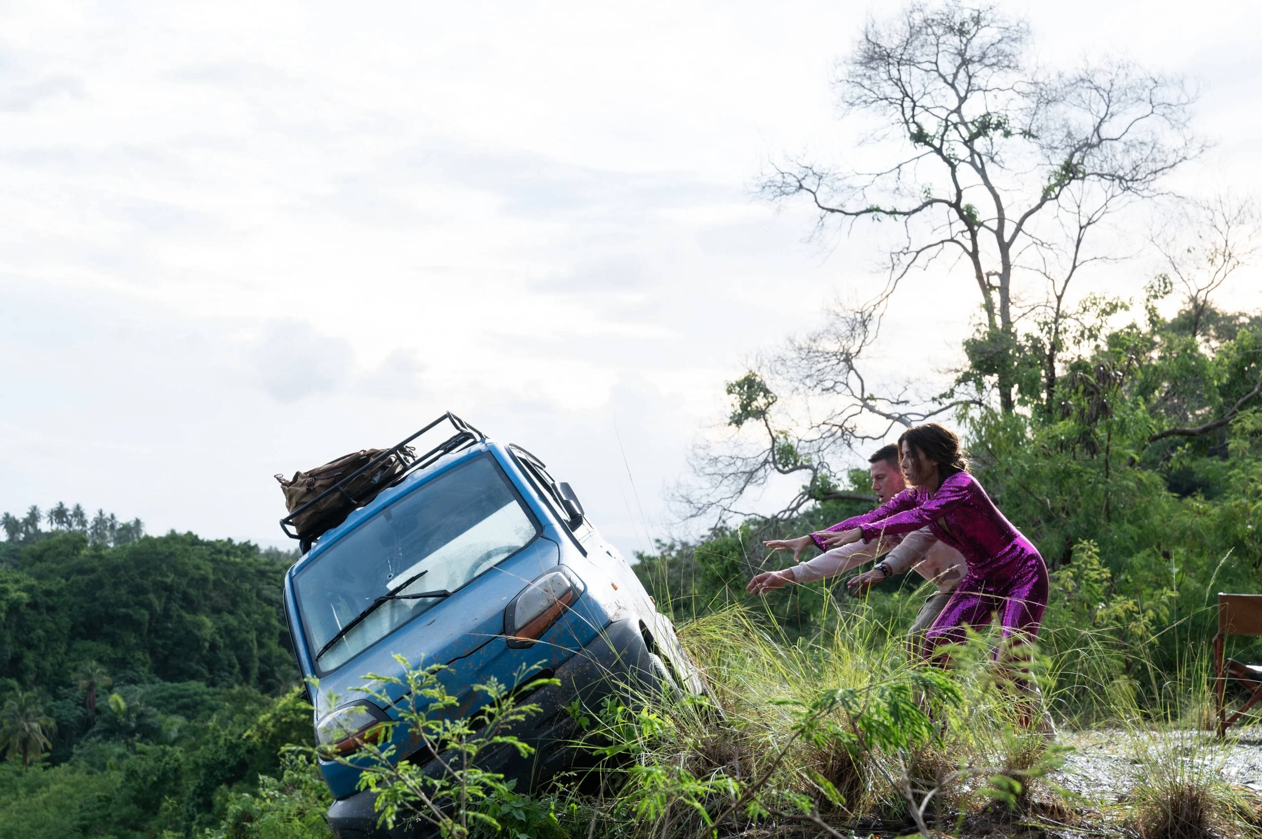 The Lost City, blue van, purple outfits, 2K Desktop Wallpaper