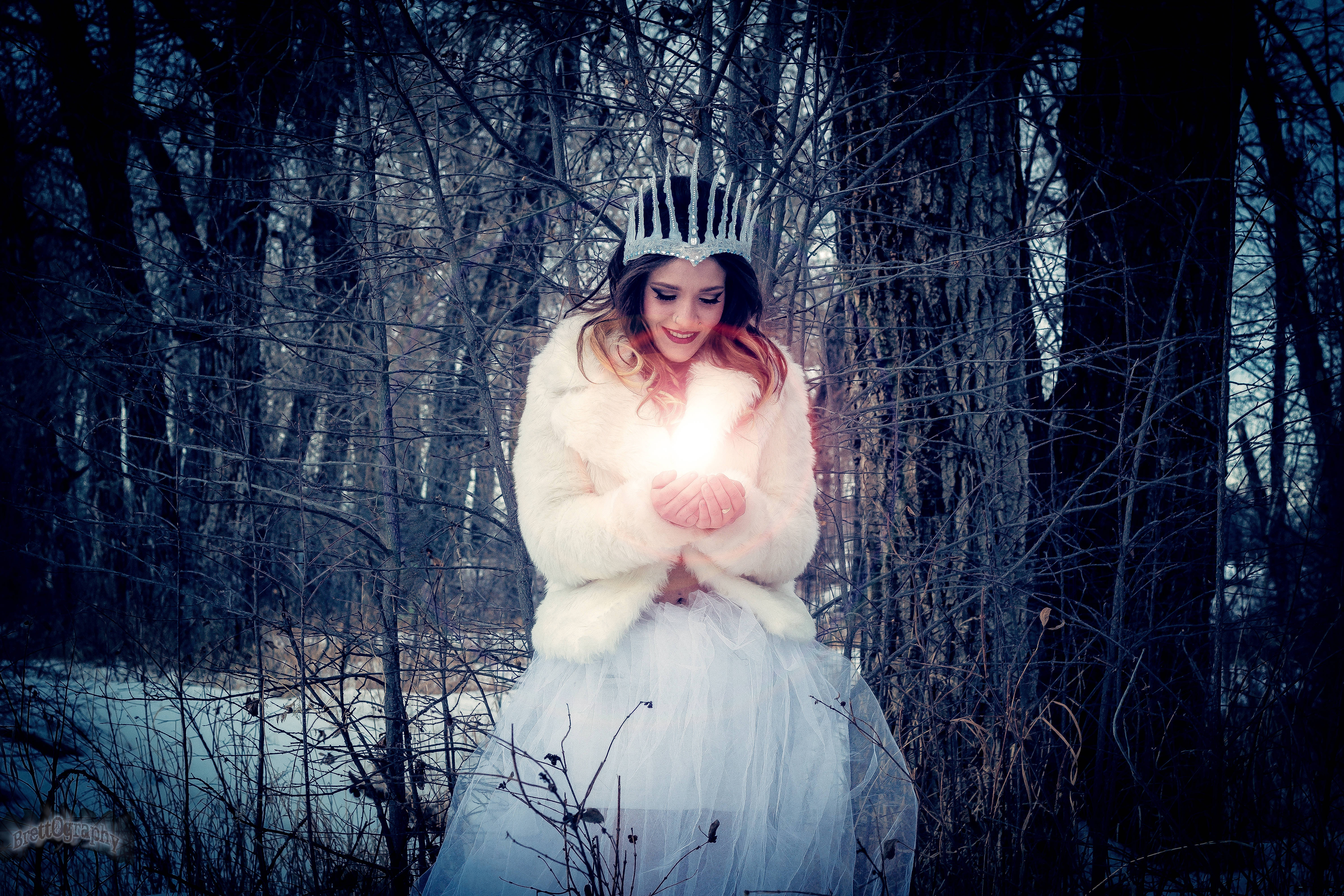 Queen, white gown, crown, 5K Desktop Wallpaper