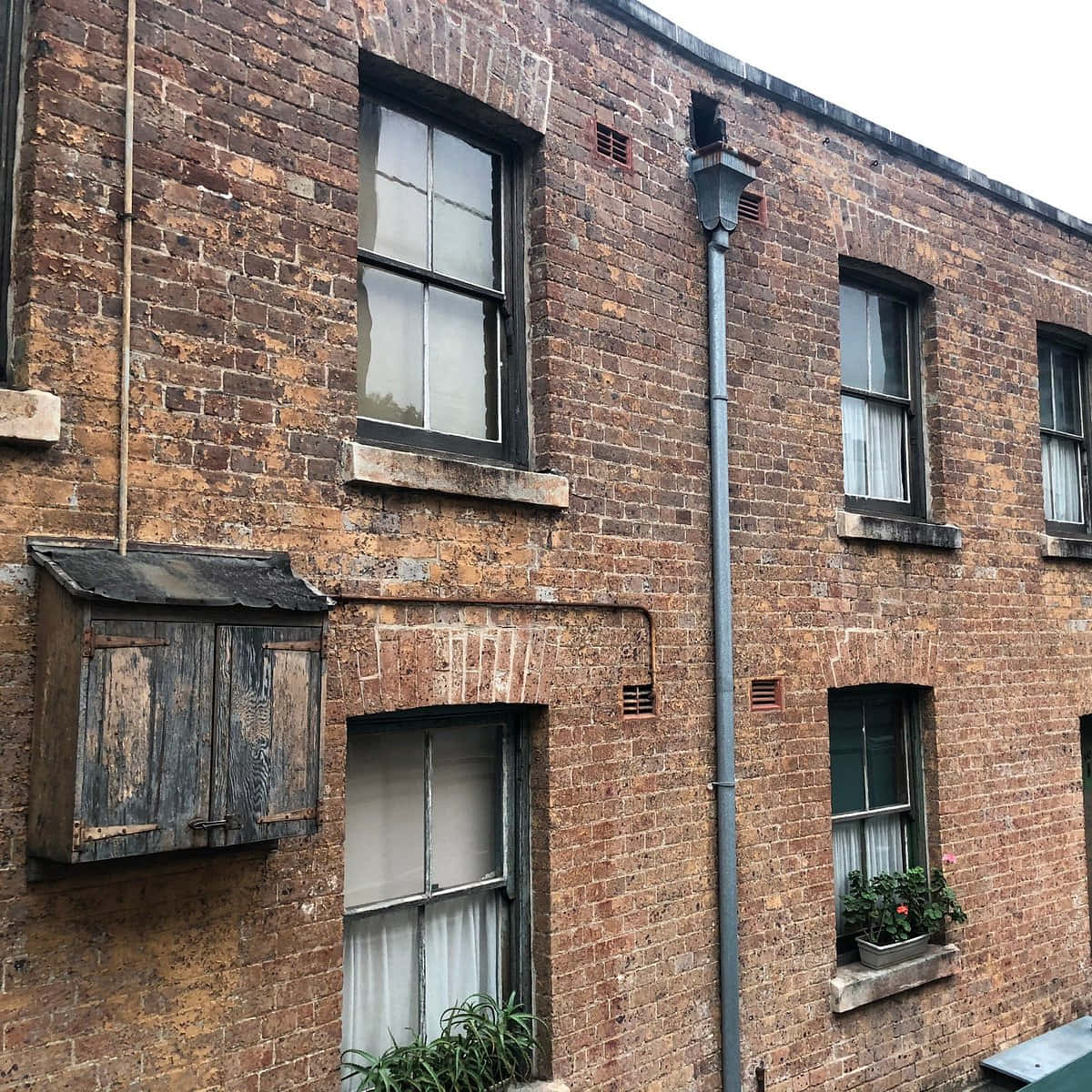 historic brick building, The Rocks Sydney, weathered brick building facade, SD Desktop Wallpaper