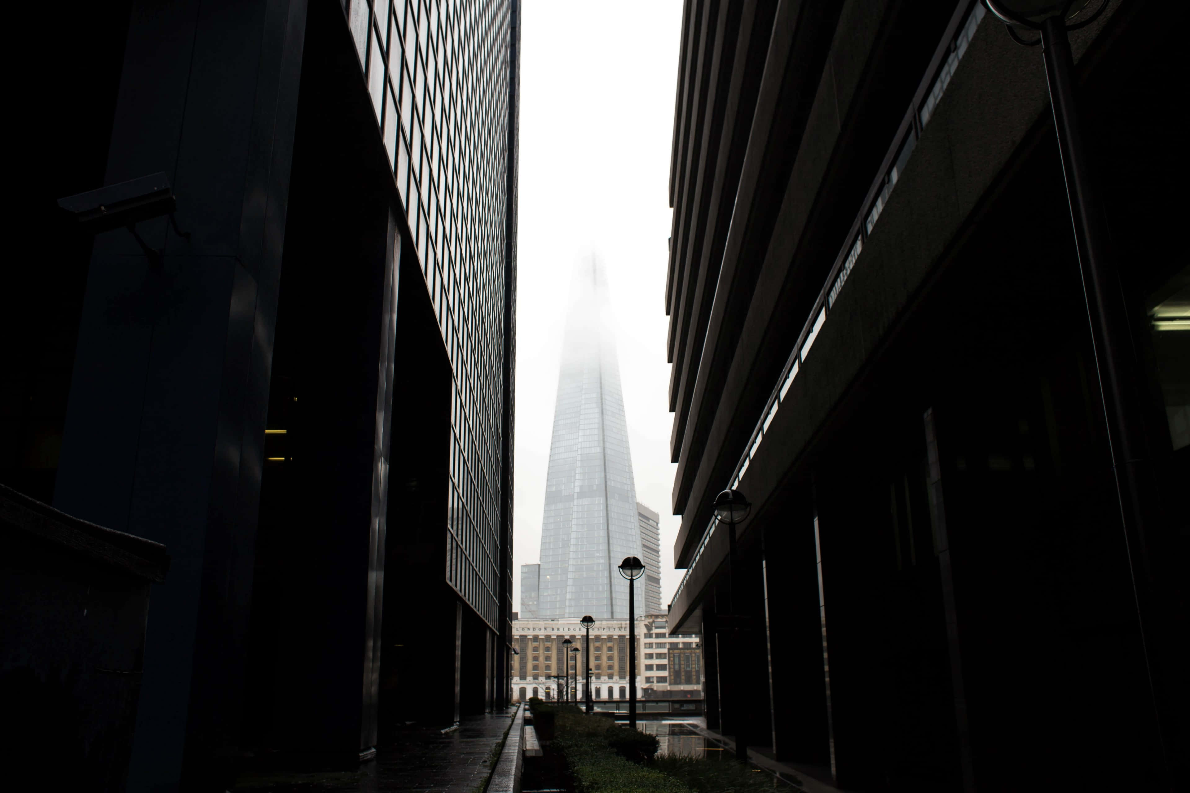 The Shard, foggy sky, dark urban buildings, 4K Desktop Wallpaper