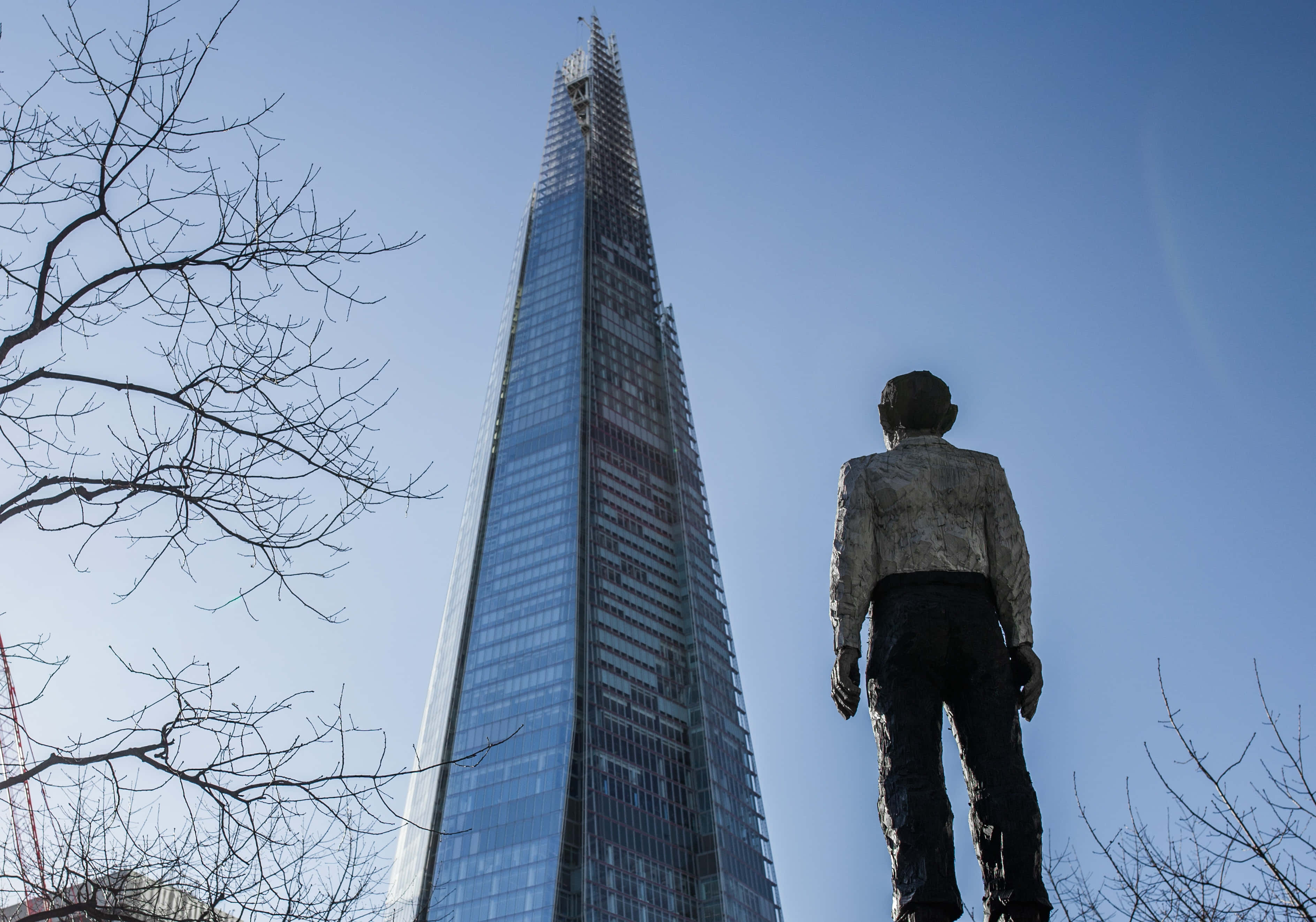 The Shard, bronze statue, clear blue sky, 2K Desktop Wallpaper