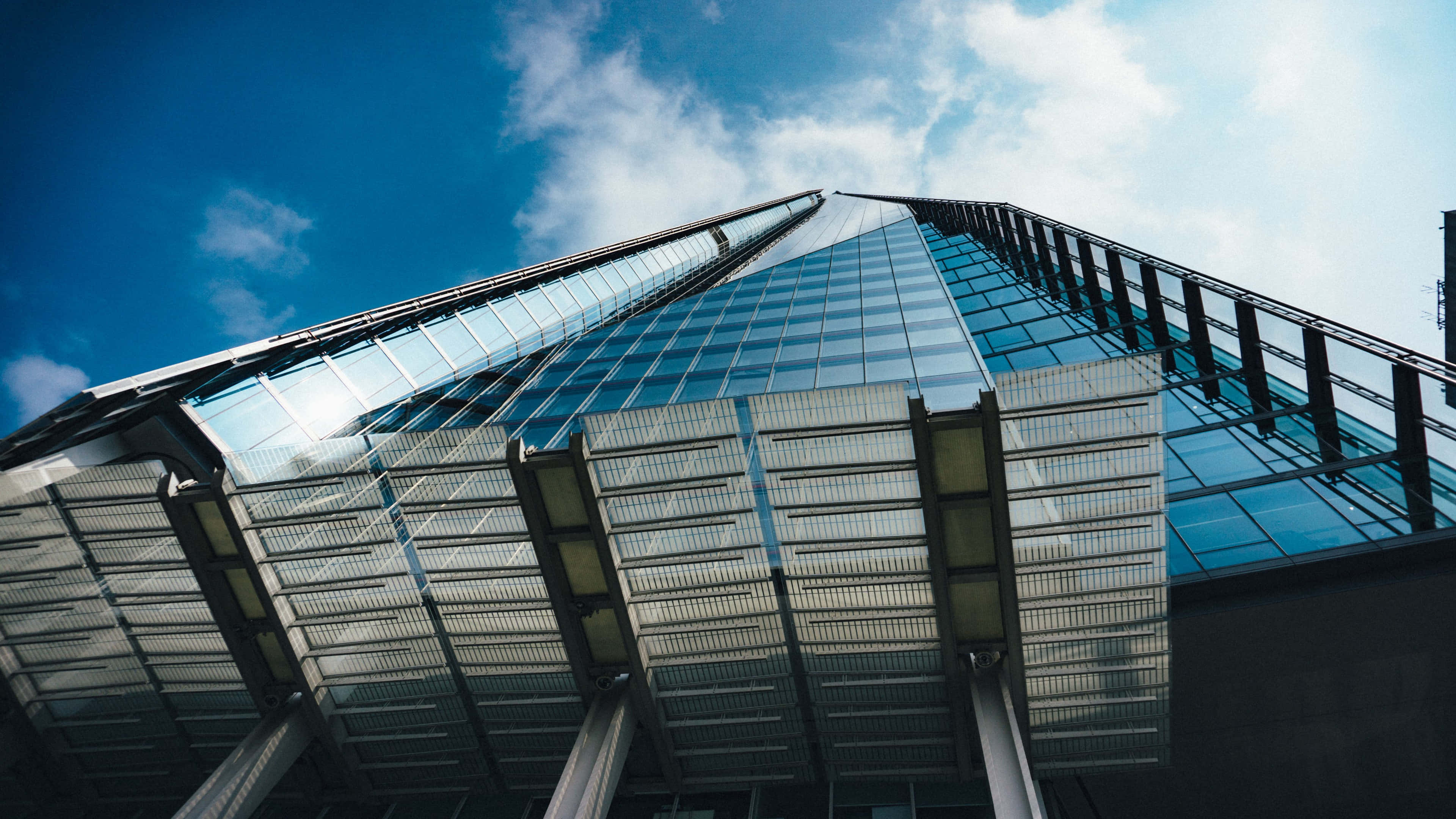 The Shard, glass skyscraper, bright blue sky, 4K Desktop Wallpaper