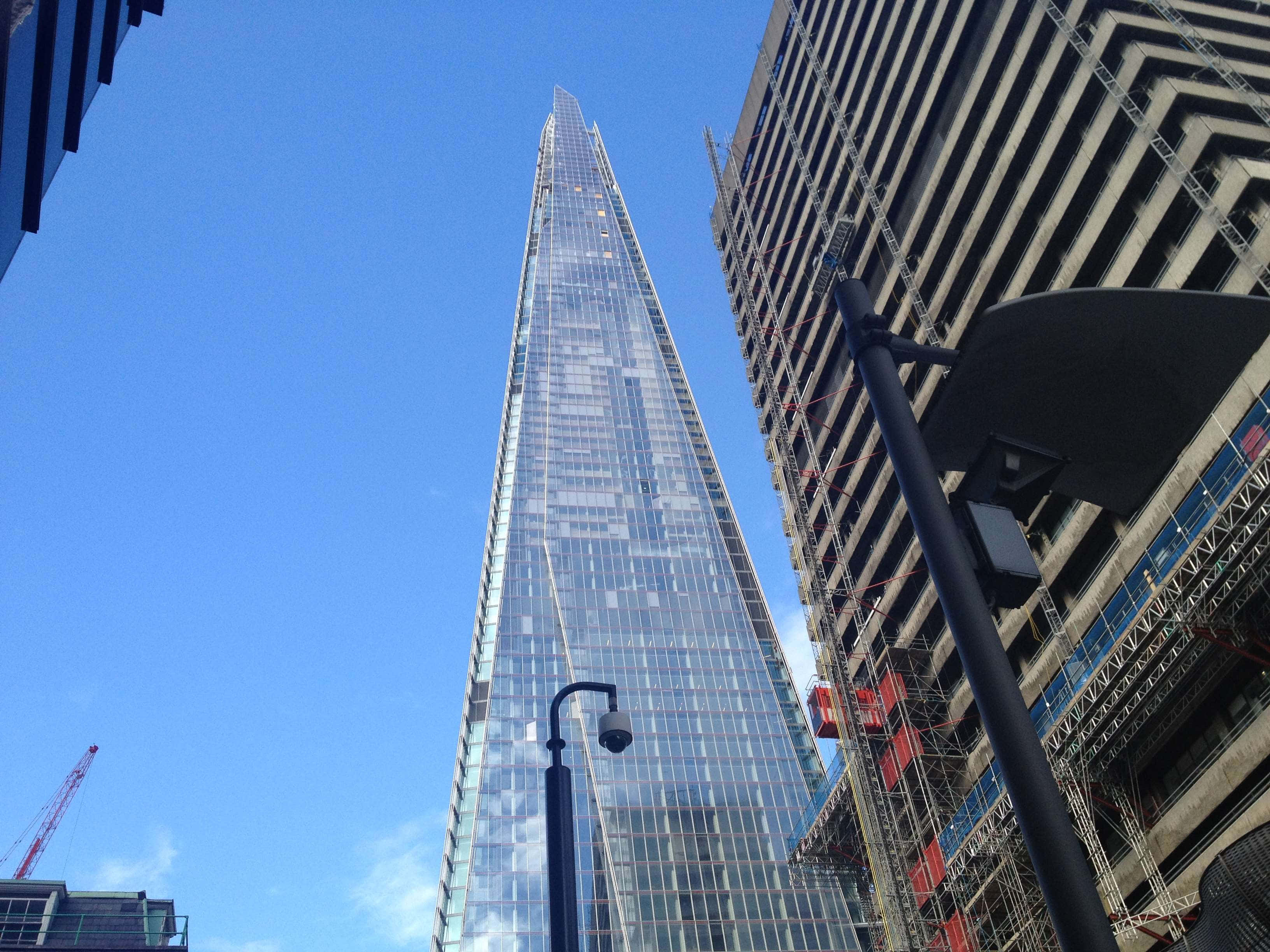 The Shard, clear blue sky, urban buildings, 2K Desktop Wallpaper