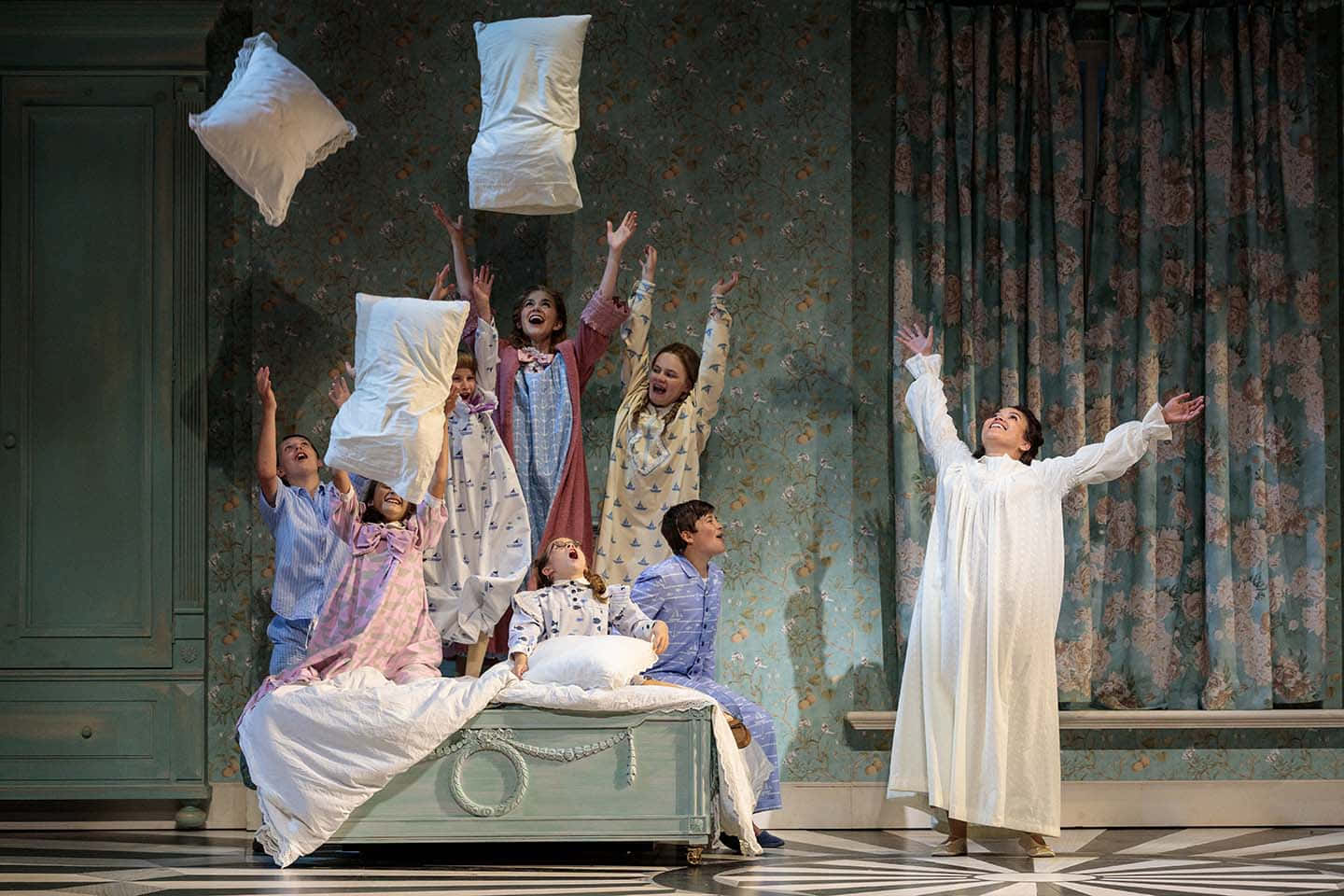 Sound of Music, pillow fight scene, children in pajamas, HD Desktop Wallpaper