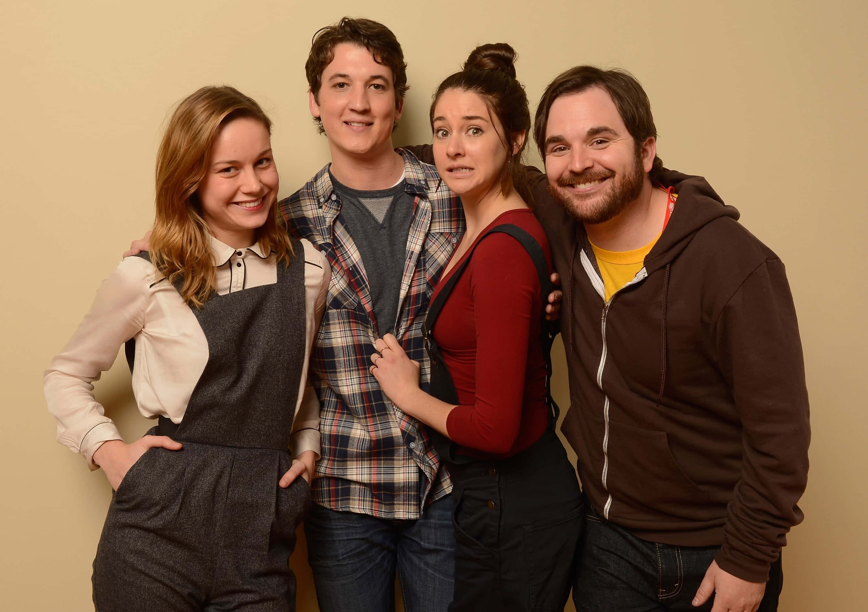The Spectacular Now, cast portrait, plain beige wall, 2K Desktop Wallpaper