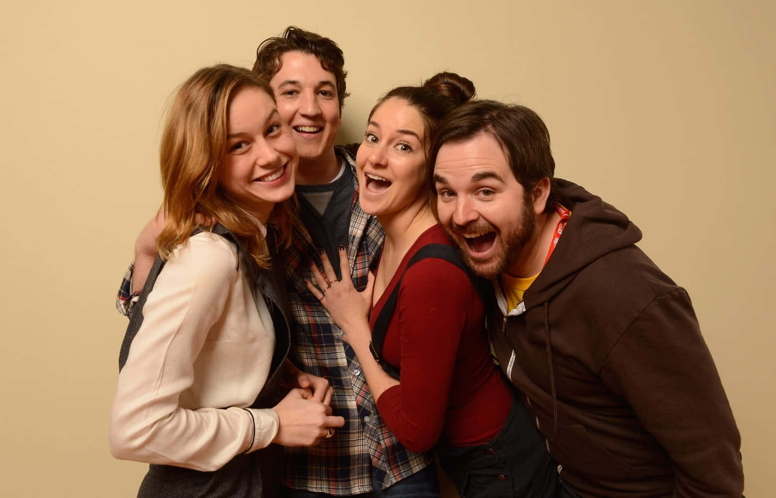The Spectacular Now, beige studio background, four young friends, HD Desktop Wallpaper