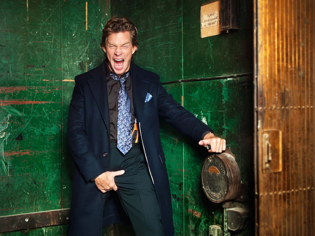 Thomas Haden Church, dark suit, vintage metal door handle, SD Desktop Wallpaper