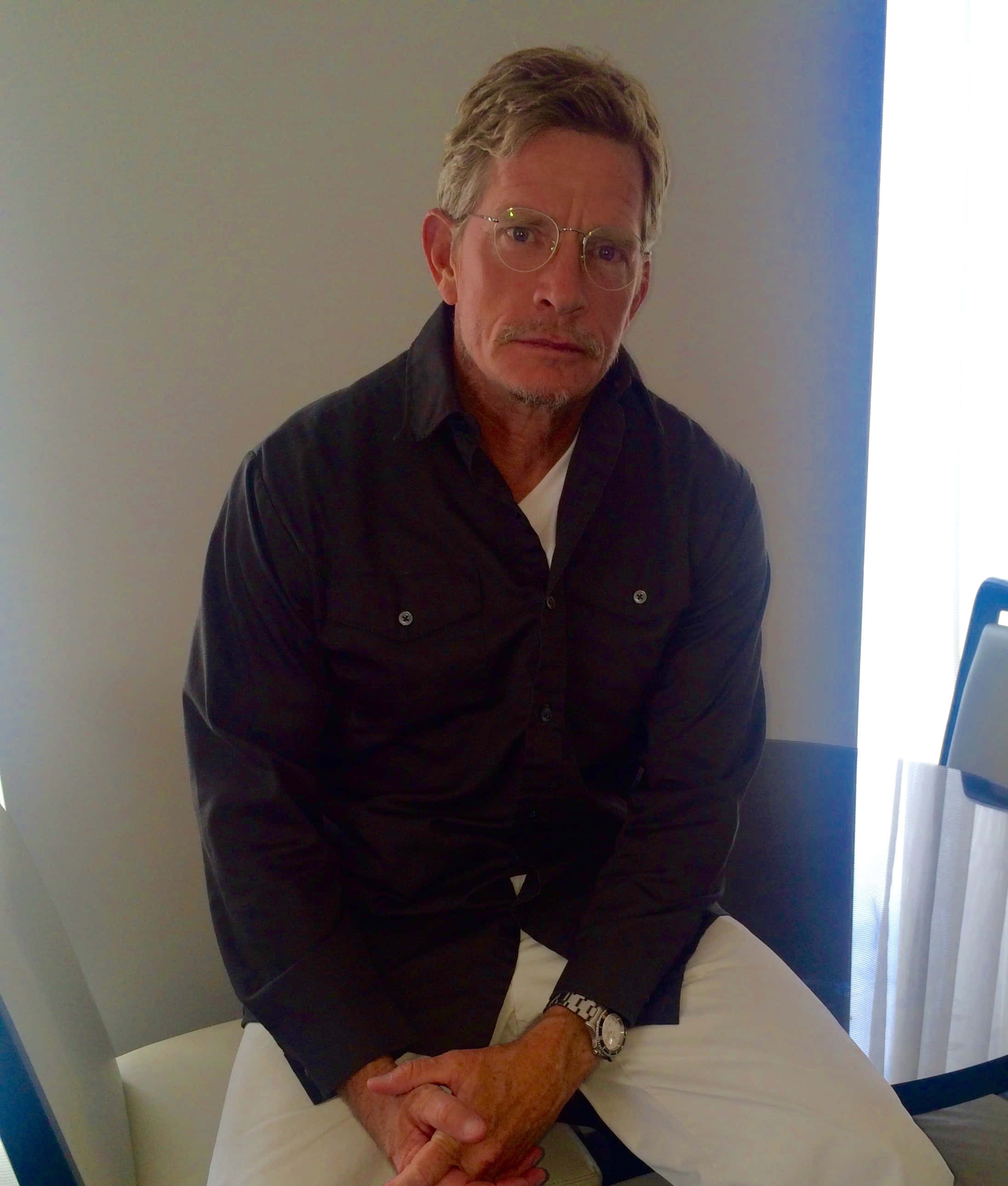 Thomas Haden Church, modern chair, plain wall, 2K Phone Wallpaper