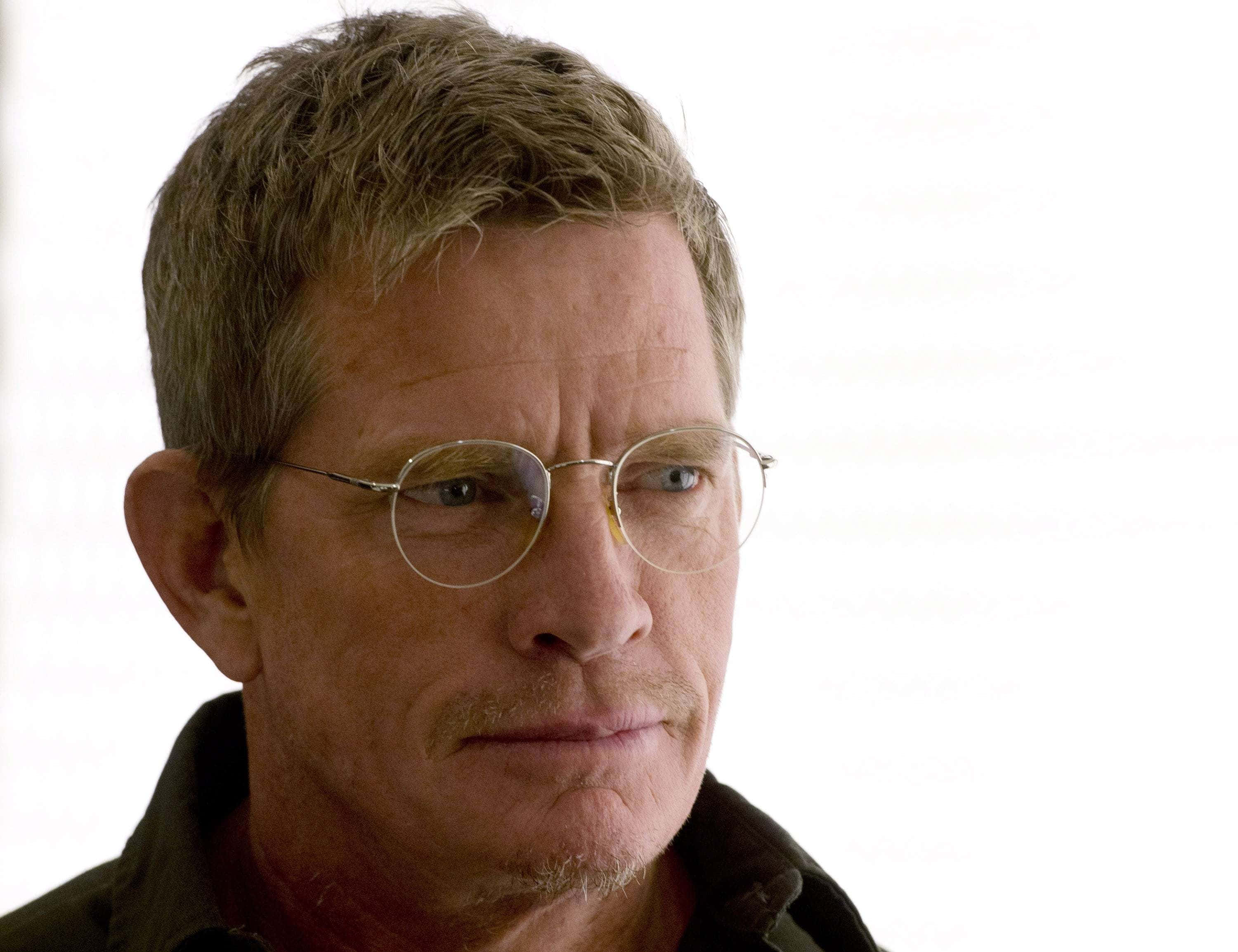 Thomas Haden Church, round glasses, graying hair, 2K Desktop Wallpaper