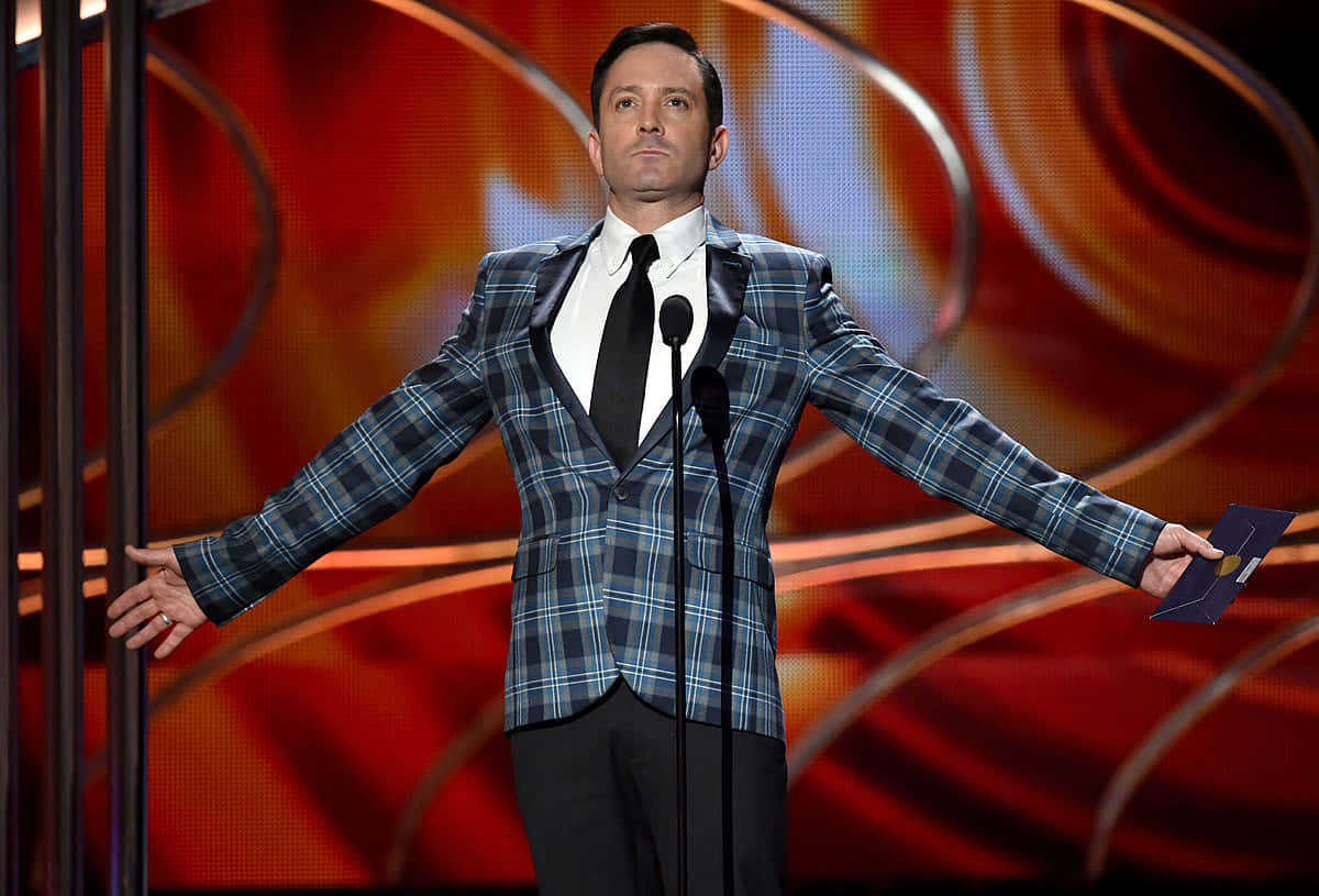 Thomas Lennon, blue plaid suit, stage, SD Desktop Wallpaper