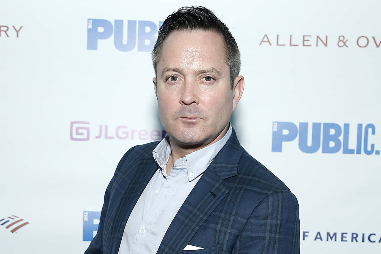 Thomas Lennon, blue plaid suit, branded event backdrop, HD Desktop Wallpaper