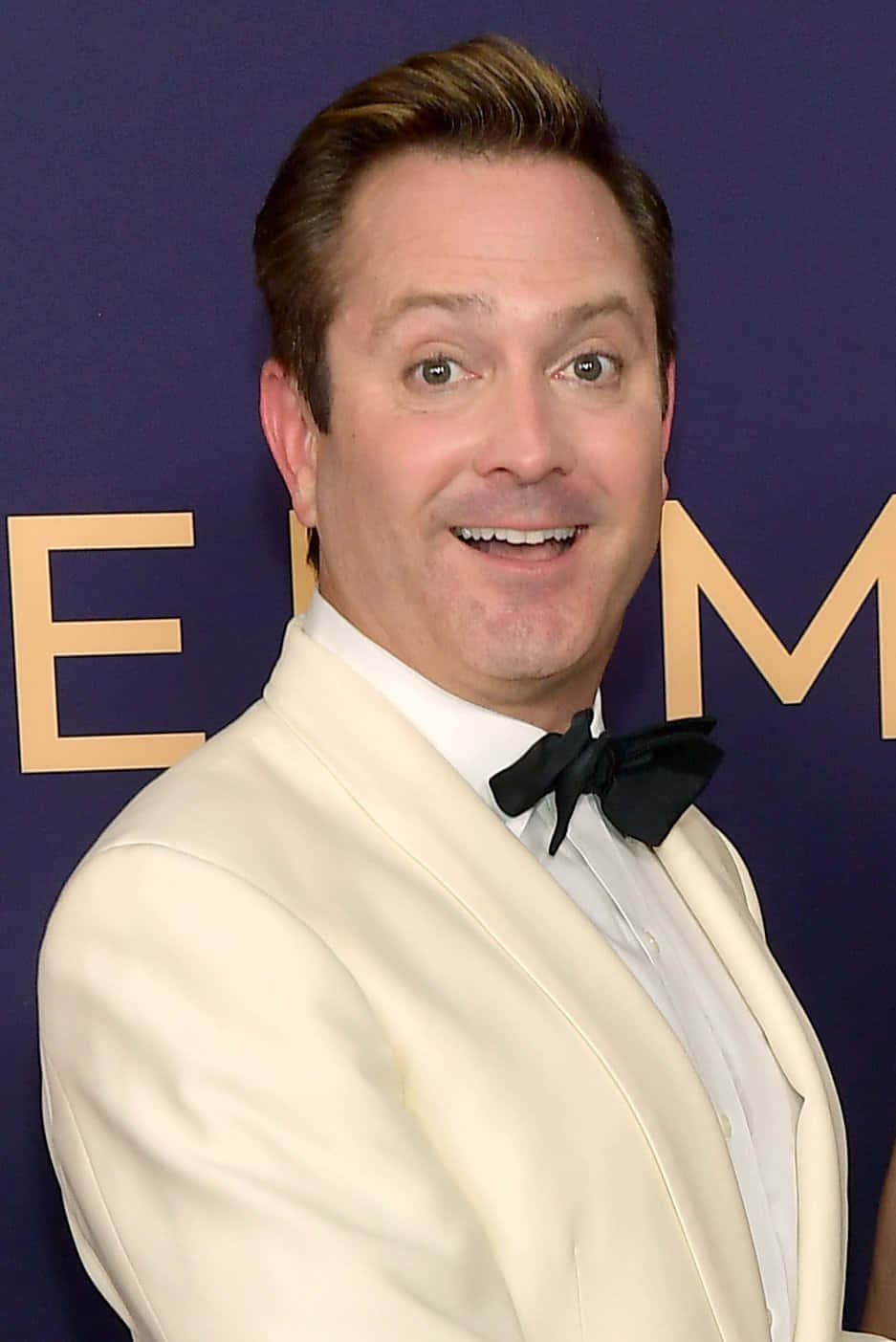 Thomas Lennon, cream tuxedo, black bow tie, HD Phone Wallpaper