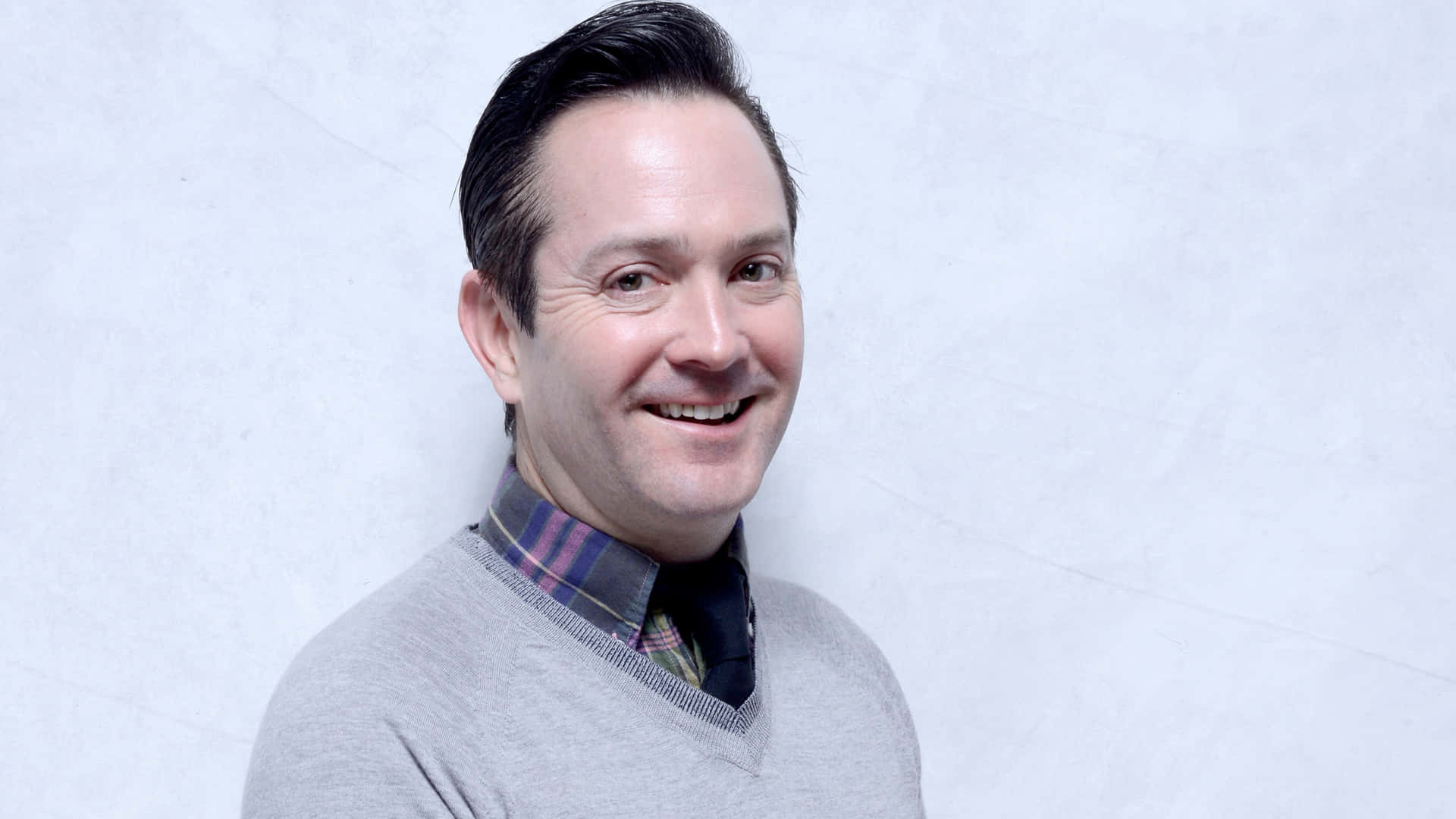 Thomas Lennon, gray sweater, plaid shirt, Full HD Desktop Wallpaper