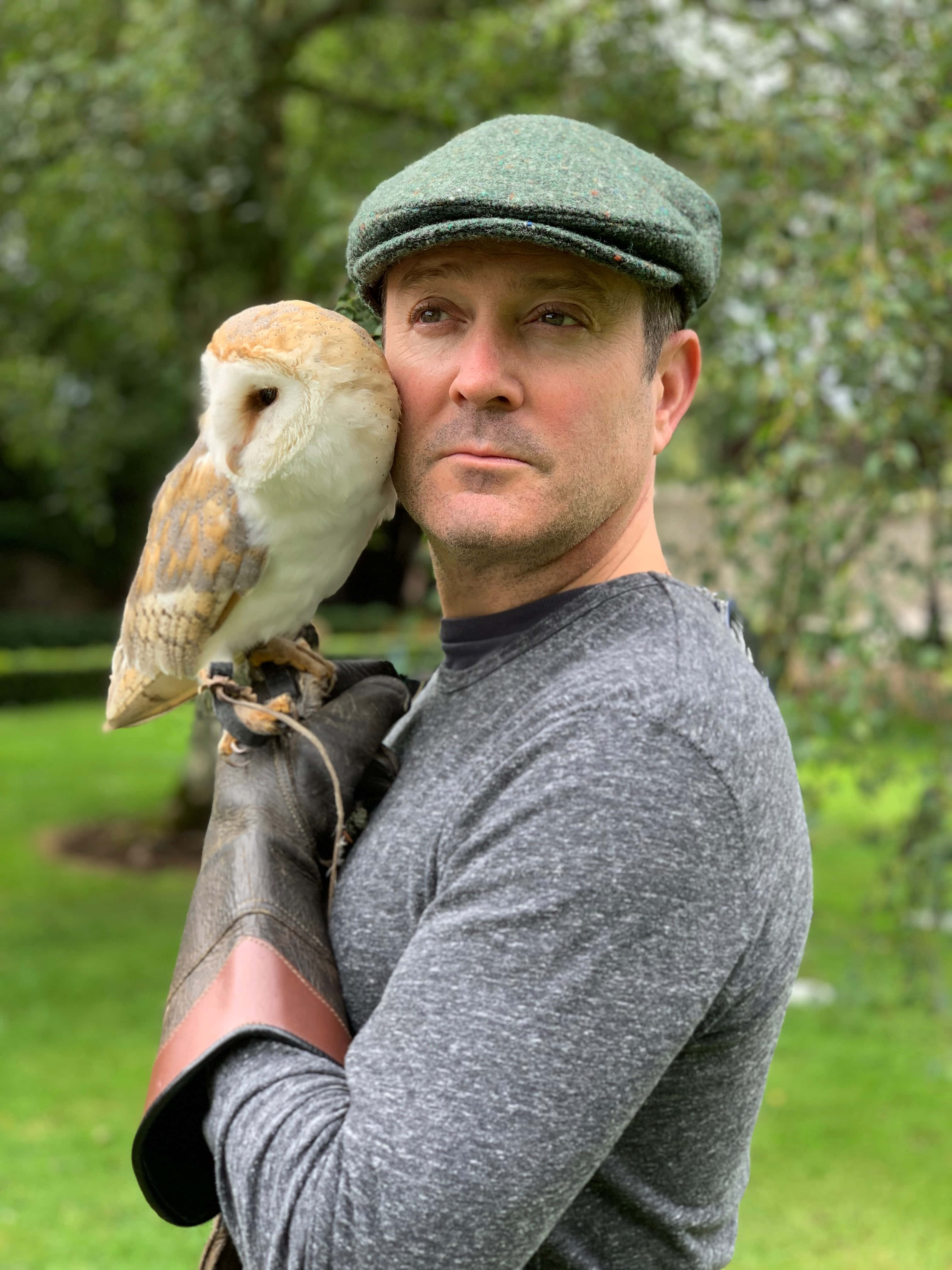 Thomas Lennon, green cap, barn owl, 4K Phone Wallpaper