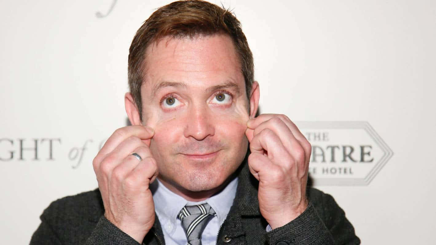 Thomas Lennon, suit, mischievous grin, HD Desktop Wallpaper